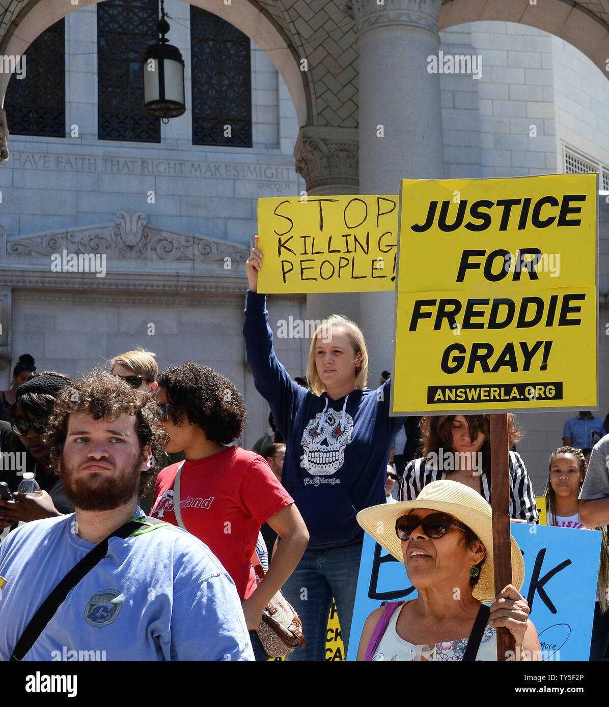 Un gruppo di residenti locali rally sui gradini del Municipio in solidarietà con la Baltimore la protesta della morte di Freddie grigio che ha sofferto un fatale da lesioni del midollo spinale mentre in custodia della polizia a Los Angeles il 2 maggio 2015. Foto di Jim Ruymen/UPI Foto Stock