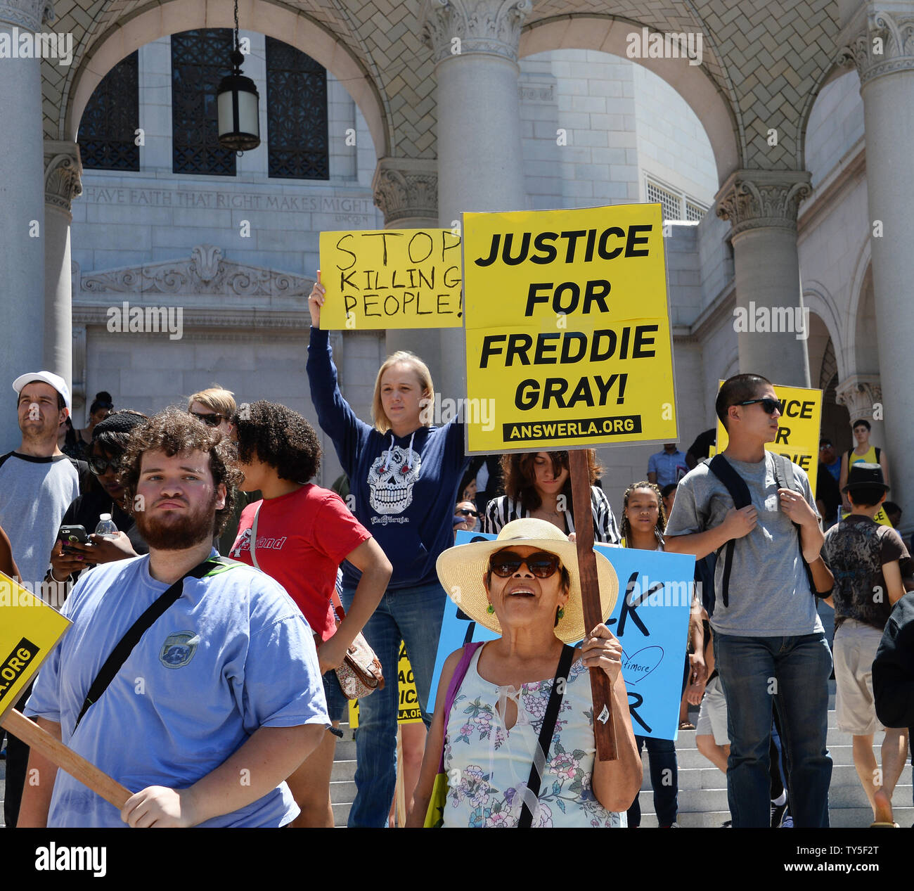 Un gruppo di residenti locali rally sui gradini del Municipio in solidarietà con la Baltimore la protesta della morte di Freddie grigio che ha sofferto un fatale da lesioni del midollo spinale mentre in custodia della polizia a Los Angeles il 2 maggio 2015. Foto di Jim Ruymen/UPI Foto Stock