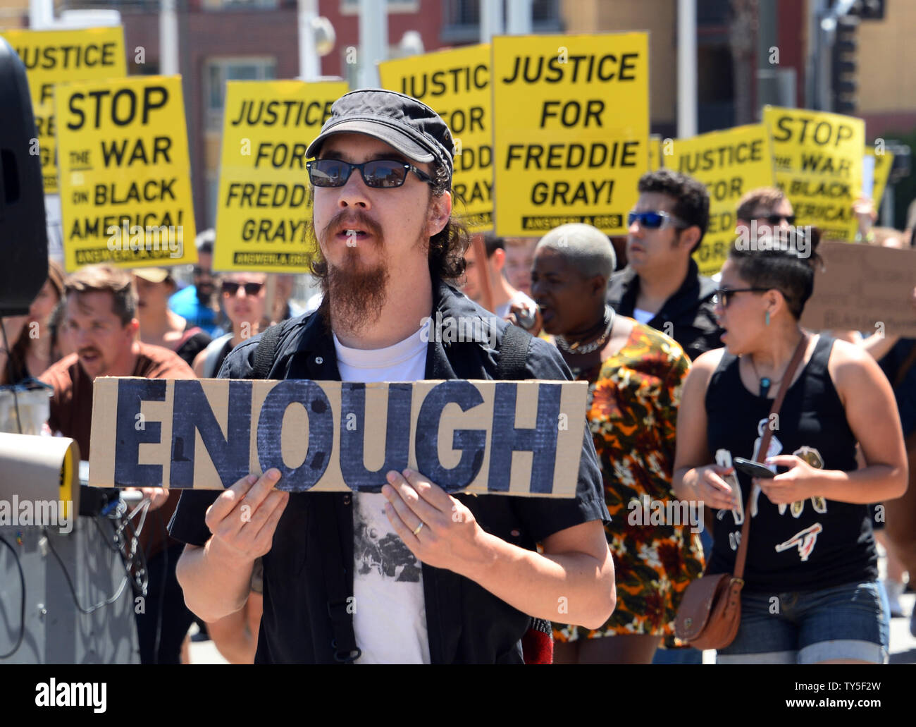 Un gruppo di residenti locali marzo in solidarietà con la Baltimore la protesta della morte di Freddie grigio che ha sofferto un fatale da lesioni del midollo spinale mentre in custodia della polizia a Los Angeles il 2 maggio 2015. Foto di Jim Ruymen/UPI Foto Stock