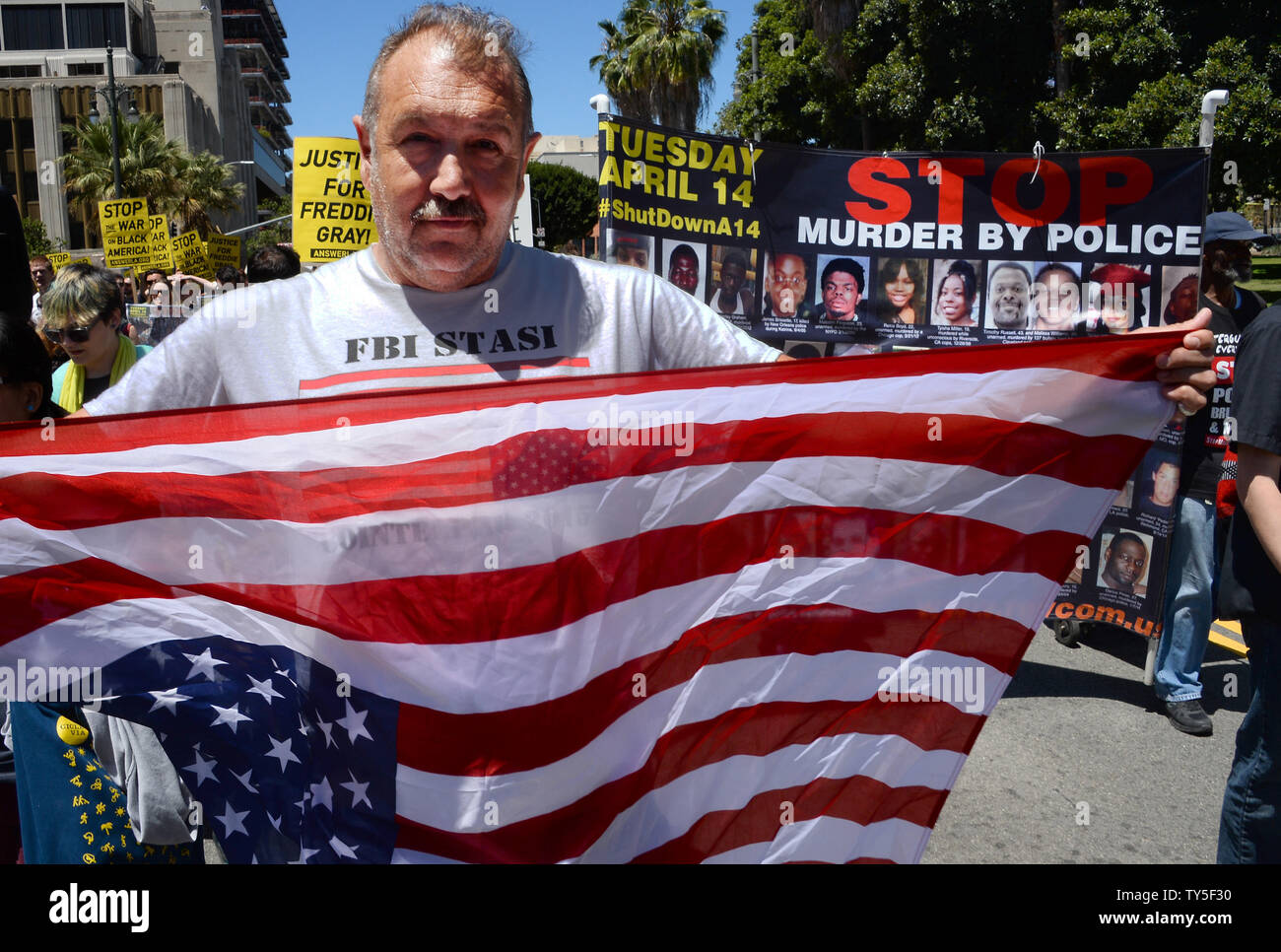 Un gruppo di residenti locali marzo in solidarietà con la Baltimore la protesta della morte di Freddie grigio che ha sofferto un fatale da lesioni del midollo spinale mentre in custodia della polizia a Los Angeles il 2 maggio 2015. Foto di Jim Ruymen/UPI Foto Stock