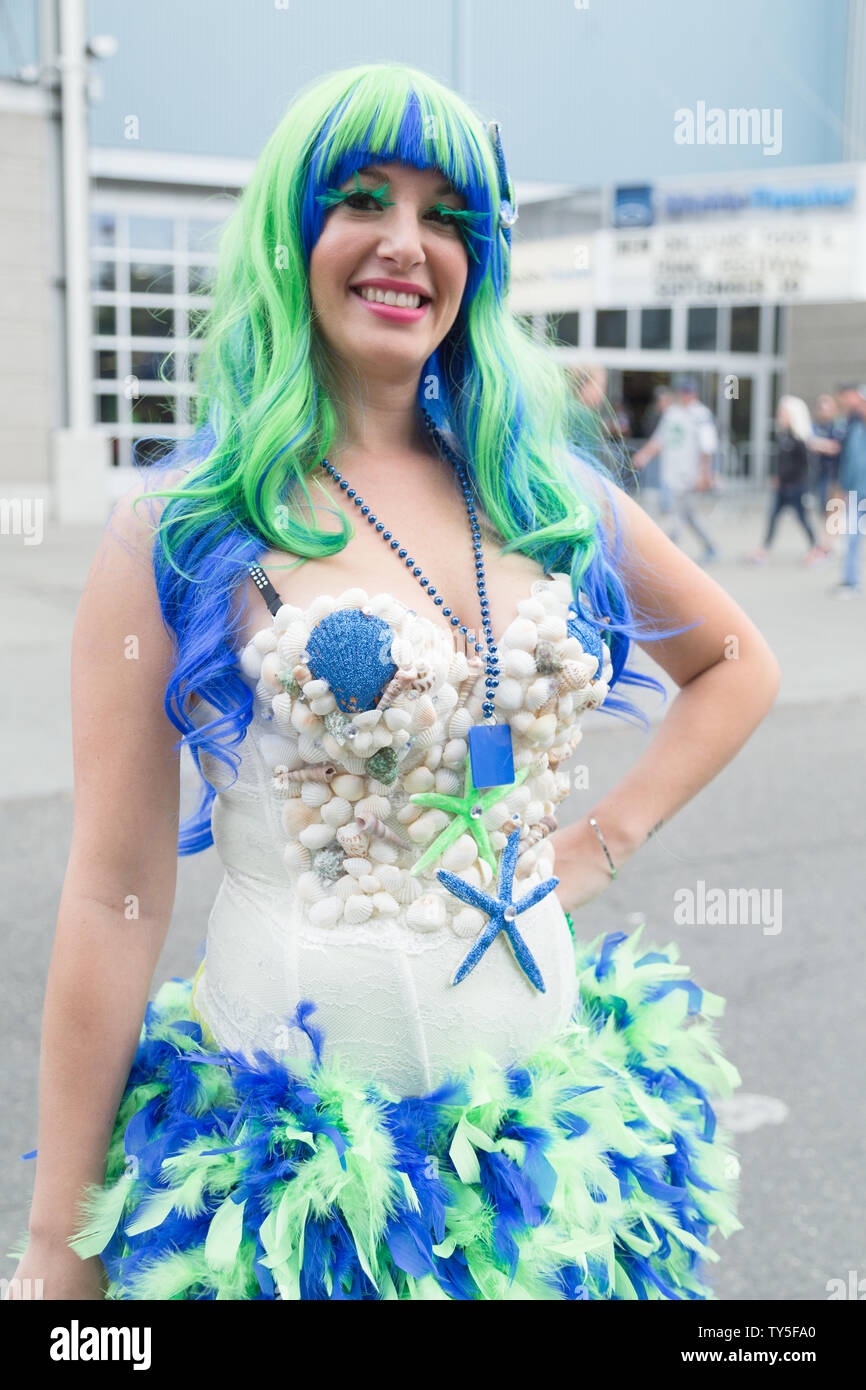 A Seattle Seahawks fan arriva alla home team stadium, vestita come una sirena del team Signature i colori blu e verde su una giornata di gioco, Seattle, Stati Uniti d'America. Foto Stock
