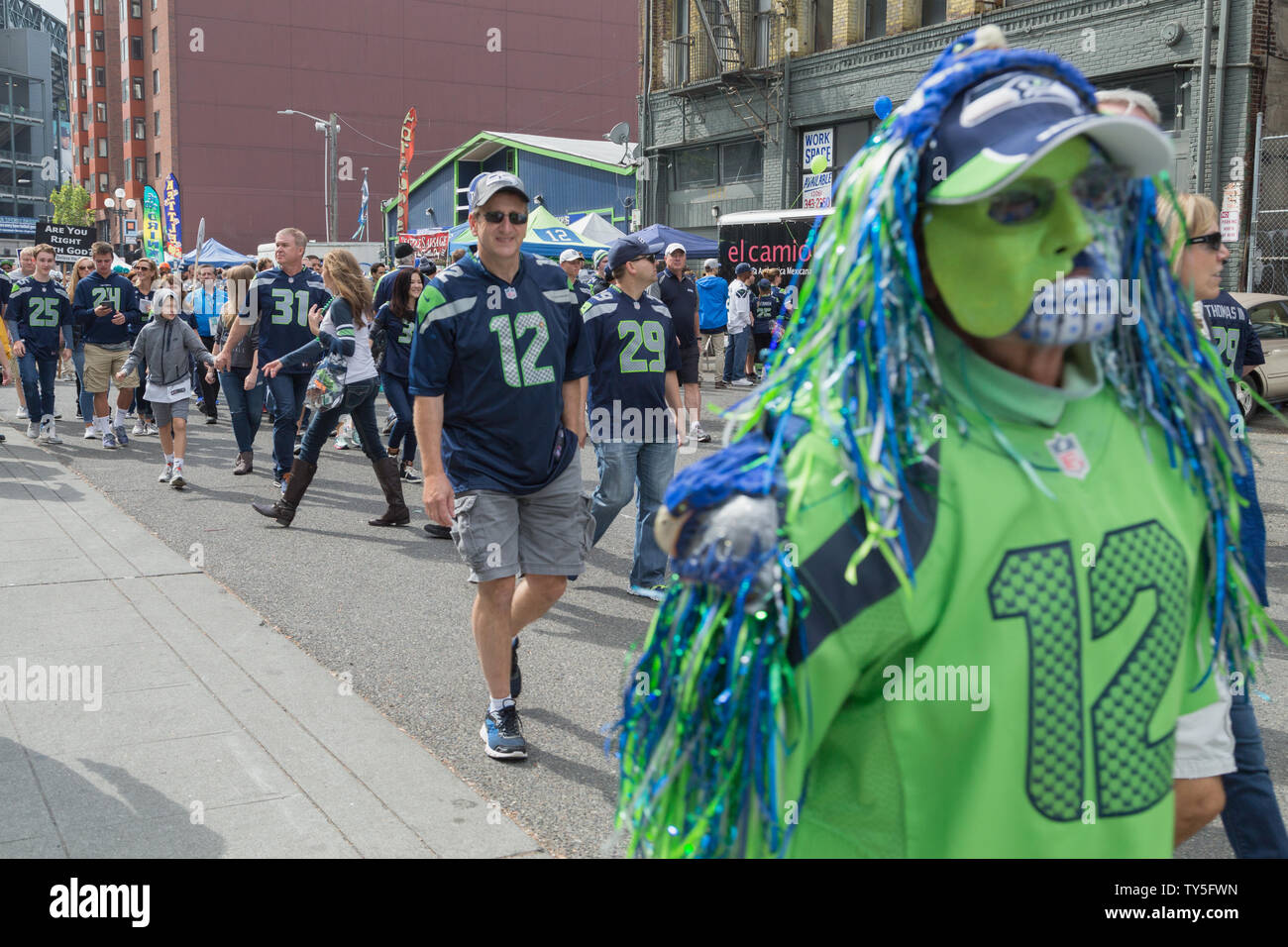 Seattle Seahawks fans in team jersey passeggiata attraverso il portellone parte dinanzi alla casa di gioco presso il campo CenturyLink, il loro stadio di casa, Seattle, Stati Uniti d'America. Foto Stock