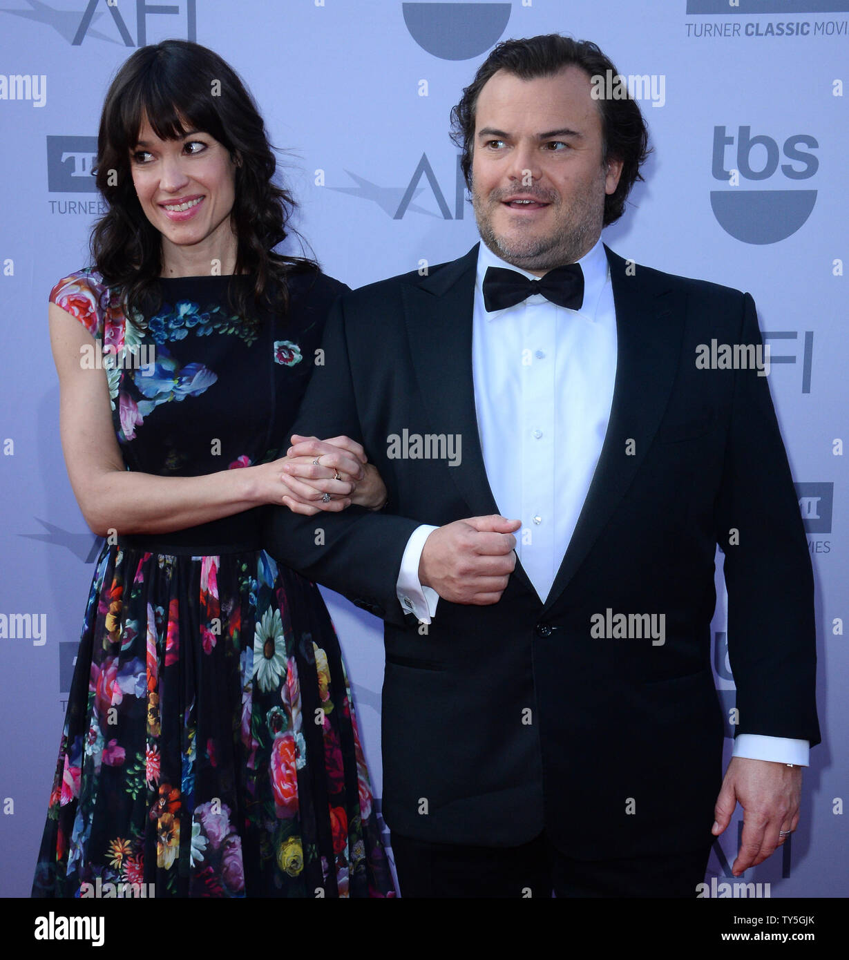 Attore Jack Black e sua moglie, artista americano, violoncellista e cantante Tanya Haden frequentare American Film Institute's xliii Life Achievement Award Omaggio a Steve Martin presso il Teatro Dolby nella sezione di Hollywood di Los Angeles il 4 giugno 2015. Il tributo ha celebrato il Martin's diverse carriera di oltre quarant anni nel film, TV, teatro, libri e musica. Foto di Jim Ruymen/UPI Foto Stock