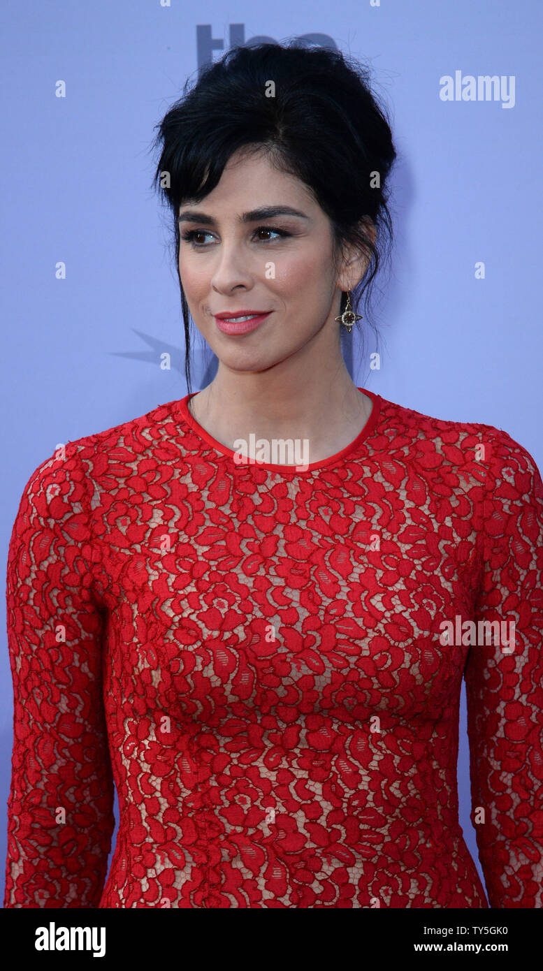 Attrice Sarah Silverman assiste American Film Institute's xliii Life Achievement Award Omaggio a Steve Martin presso il Teatro Dolby nella sezione di Hollywood di Los Angeles il 4 giugno 2015. Il tributo ha celebrato il Martin's diverse carriera di oltre quarant anni nel film, TV, teatro, libri e musica. Foto di Jim Ruymen/UPI Foto Stock