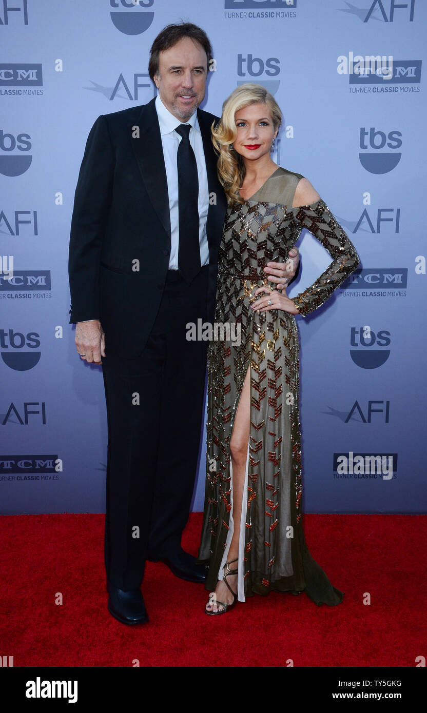 Attore Kevin Nealon e sua moglie, attrice Susan Yeagley frequentare American Film Institute's xliii Life Achievement Award Omaggio a Steve Martin presso il Teatro Dolby nella sezione di Hollywood di Los Angeles il 4 giugno 2015. Il tributo ha celebrato il Martin's diverse carriera di oltre quarant anni nel film, TV, teatro, libri e musica. Foto di Jim Ruymen/UPI Foto Stock