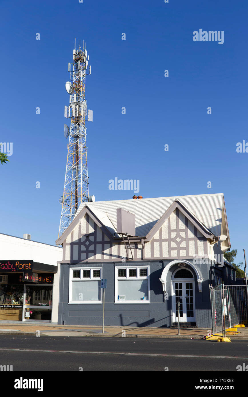 Edificio commerciale (1904) costruita in un tudor in stile maniero Dalby Queensland Australia Foto Stock