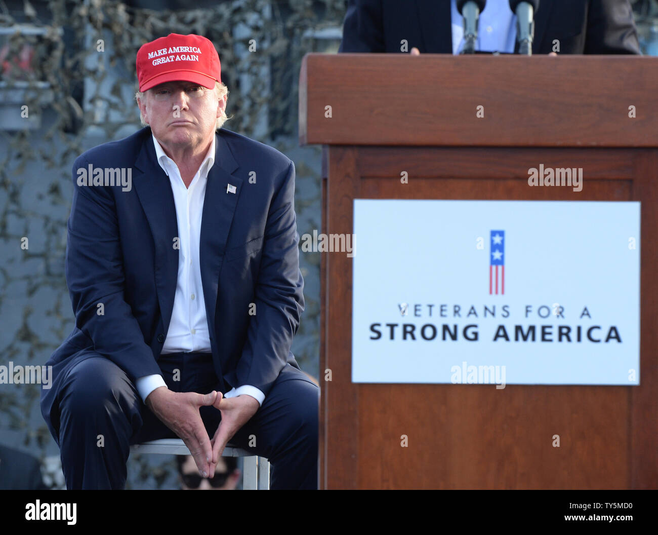 Presidenziale repubblicano speranzoso Trump ascolta i commenti prima di essere introdotto a bordo della USS Iowa in San Pedro il 12 settembre 2015. Con manifestanti cantando nella distanza, Trump usato il suo marchio insolente.stile alla grandine la maggioranza silenziosa'' che sostengono la sua campagna, insistendo sul fatto che essi non sono in silenzio". Foto di Jim Ruymen/UPI Foto Stock