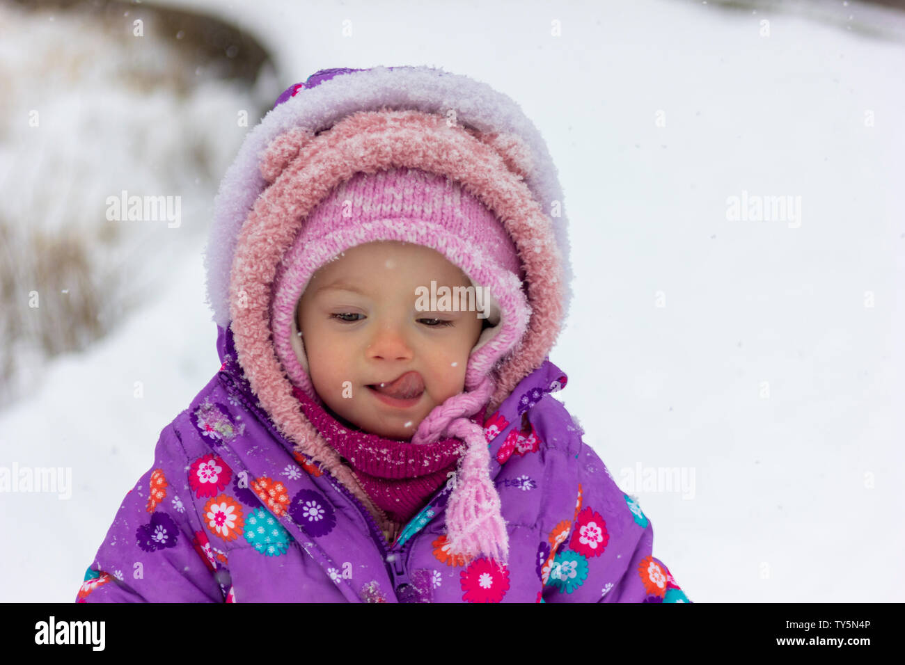 20 mesi di età bambino sta godendo il bel tempo invernale. Fornito in dotazione per il freddo. 1.5 anni toddler passeggiate nel parco quando il sole è fuori. Foto Stock