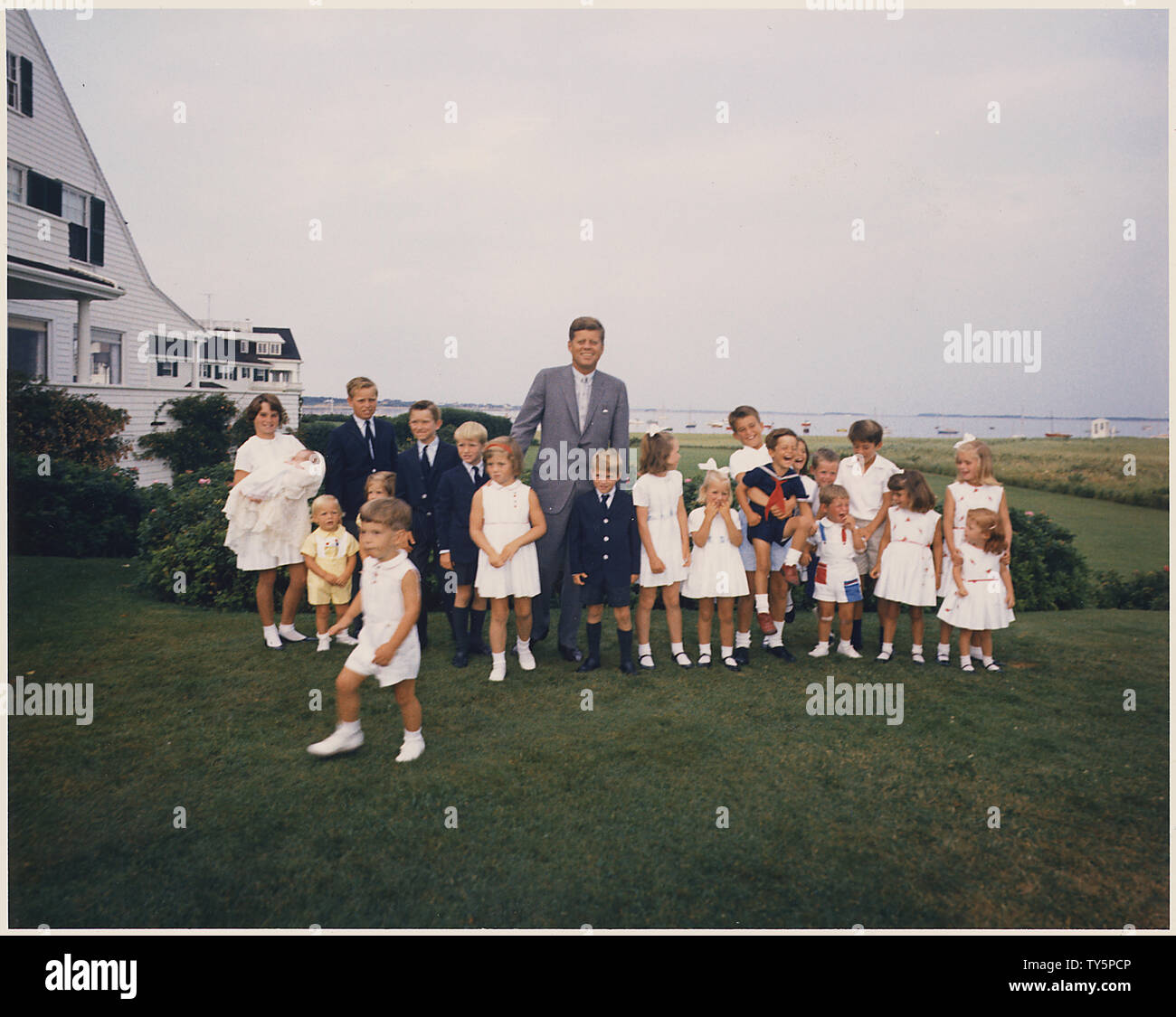 Weekend Hyannisport- Presidente Kennedy con i bambini, campo di applicazione e il contenuto: Hyannisport Weekend- Presidente Kennedy con bambini. Kathleen Kennedy ( azienda Christopher Kennedy ) Edward Kennedy Jr.,Joseph P. Kennedy II, Kara Kennedy, Robert F. Kennedy Jr., David Kennedy, Caroline Kennedy, Presidente Kennedy, Michael Kennedy, Courtney Kennedy, Kerry Kennedy, Bobby Shriver ( azienda Timothy Shriver ), Maria Shriver, Steve Smith Jr., Willie Smith, Christopher Lawford, Victoria Lawford, Sidney Lawford, Robin Lawford (in primo piano- John F. Kennedy Jr.). Hyannisport, MA Kennedy Compound Foto Stock