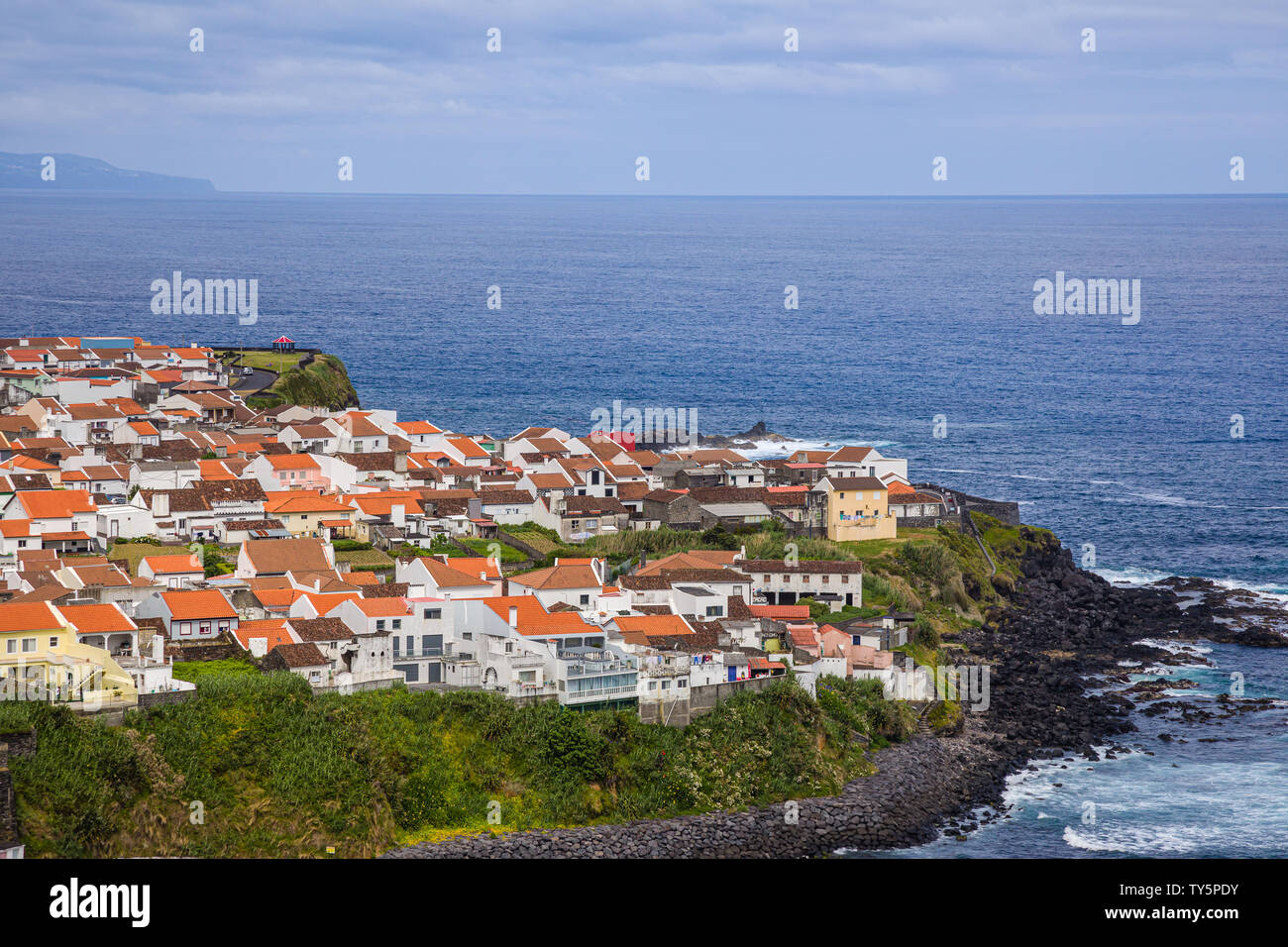 Vista della città di Maia sull'isola di Sao Miguel, l'arcipelago delle Azzorre, Portogallo Foto Stock