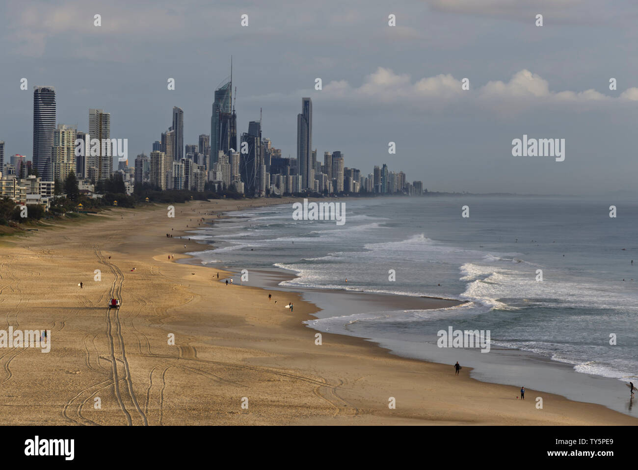 La mattina presto vista da Miami Beach guardando a nord ad alto sviluppo di Surfers Paradise Queensland Australia Foto Stock