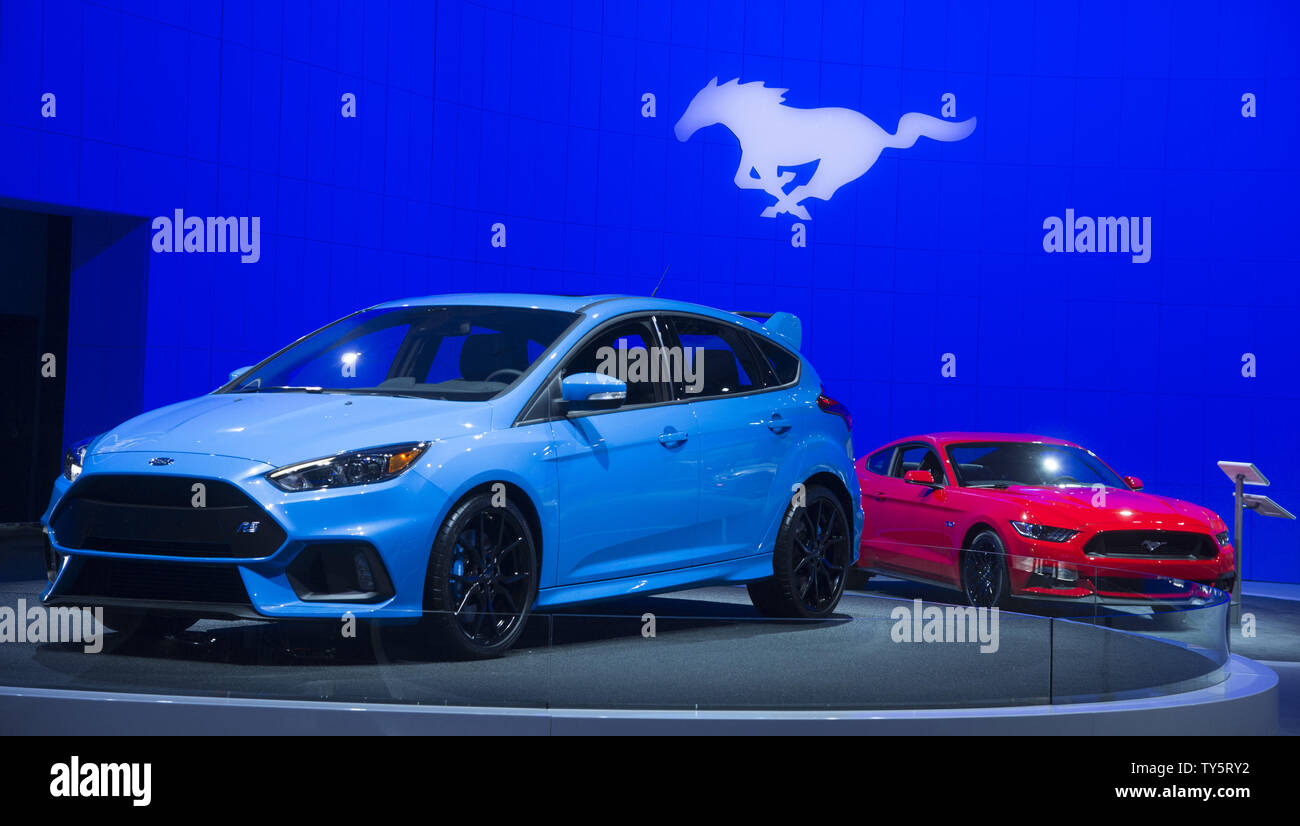 Un 2016 Ford Focus RS e la Mustang GT Coupé Premium sono in mostra presso la Auto Show tenutosi presso il Convention Centre di Los Angeles il 18 novembre 2015. Foto di Phil McCarten/UPI Foto Stock