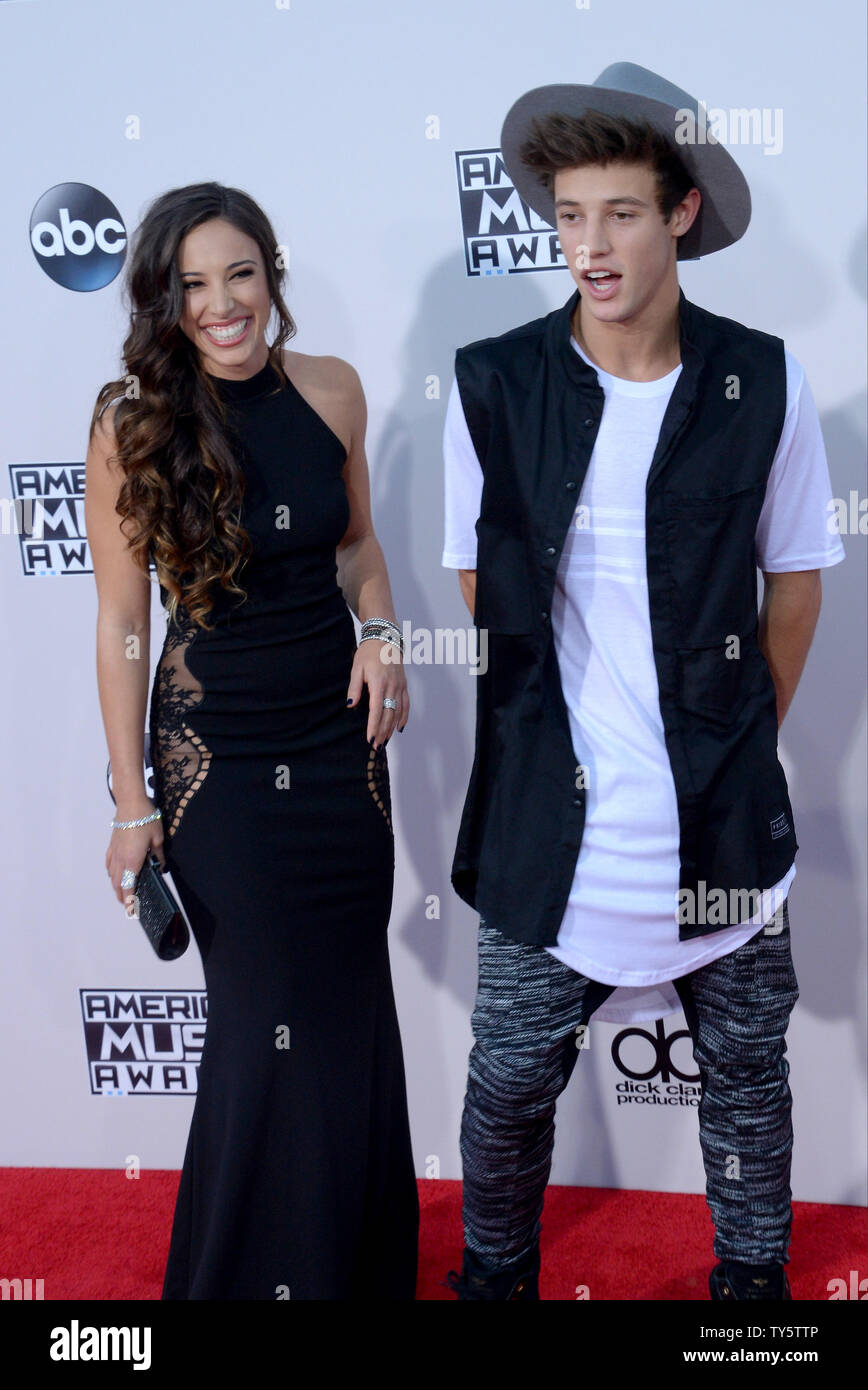 Personalità Internet Sierra di Dallas e Cameron Dallas arriva per la XLIII  annuale degli American Music Awards tenutosi presso Microsoft Theatre di  Los Angeles il 22 novembre 2015. Foto di Jim Ruymen/UPI