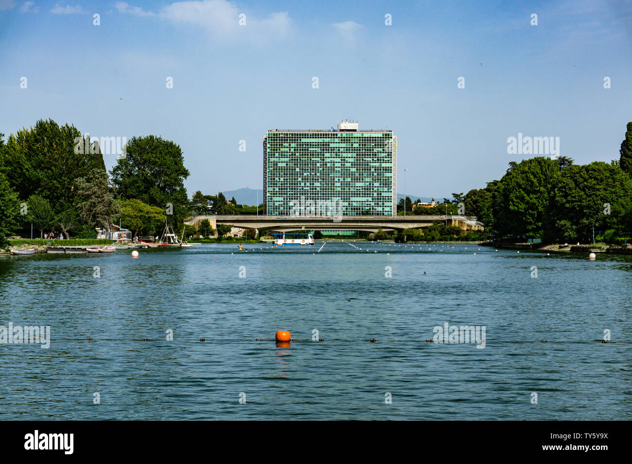 Vista panoramica sopra il lago artificiale nel quartiere EUR di Roma, Italia Foto Stock