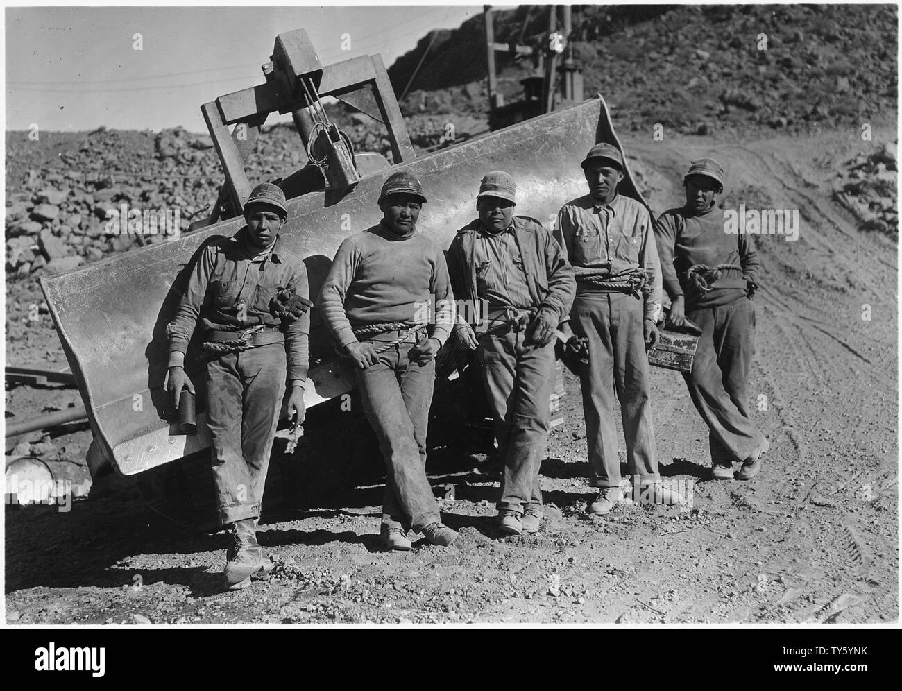 Indian lavoratori edili alla Diga di Boulder, Nevada, campo di applicazione e il contenuto: registra il documento le attività di George LaVatta come campo organizzativo agente nel 1930. Sono incluse le registrazioni e le foto di costruzione relativo a varie agenzie, la riorganizzazione dell' Ufficio di presidenza per gli affari indiani e foto e i rapporti delle varie scuole Indiane. Foto Stock