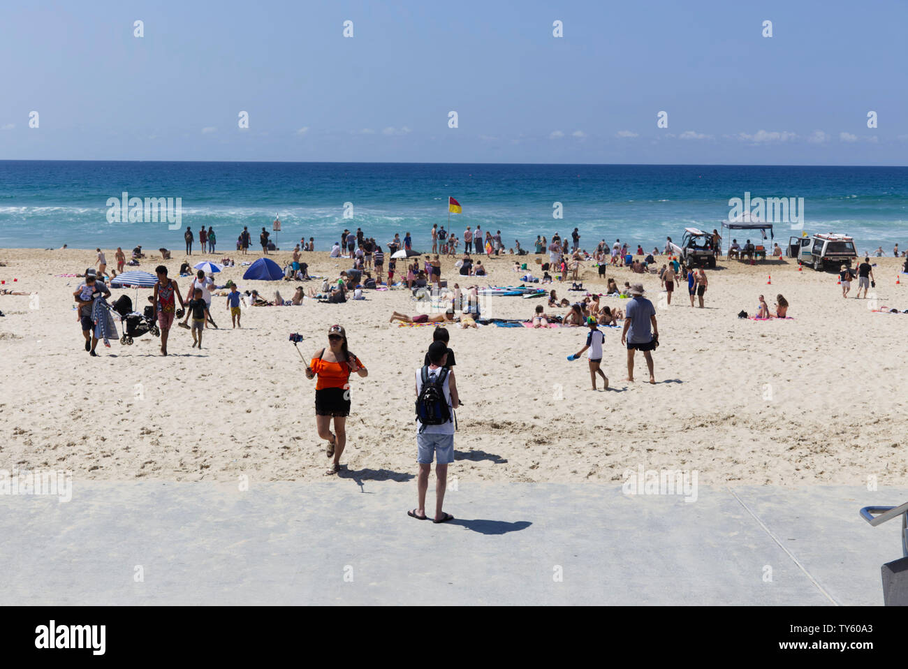 La folla sulla spiaggia durante le vacanze scolastiche di Surfers Paradise Queensland Australia Foto Stock