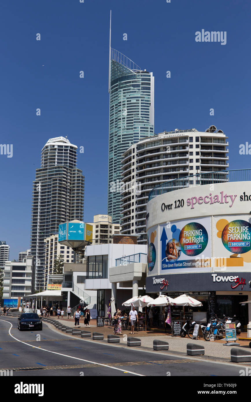 Il traffico sulla spianata di Surfers Paradise, Gold Coast di Queensland in Australia Foto Stock