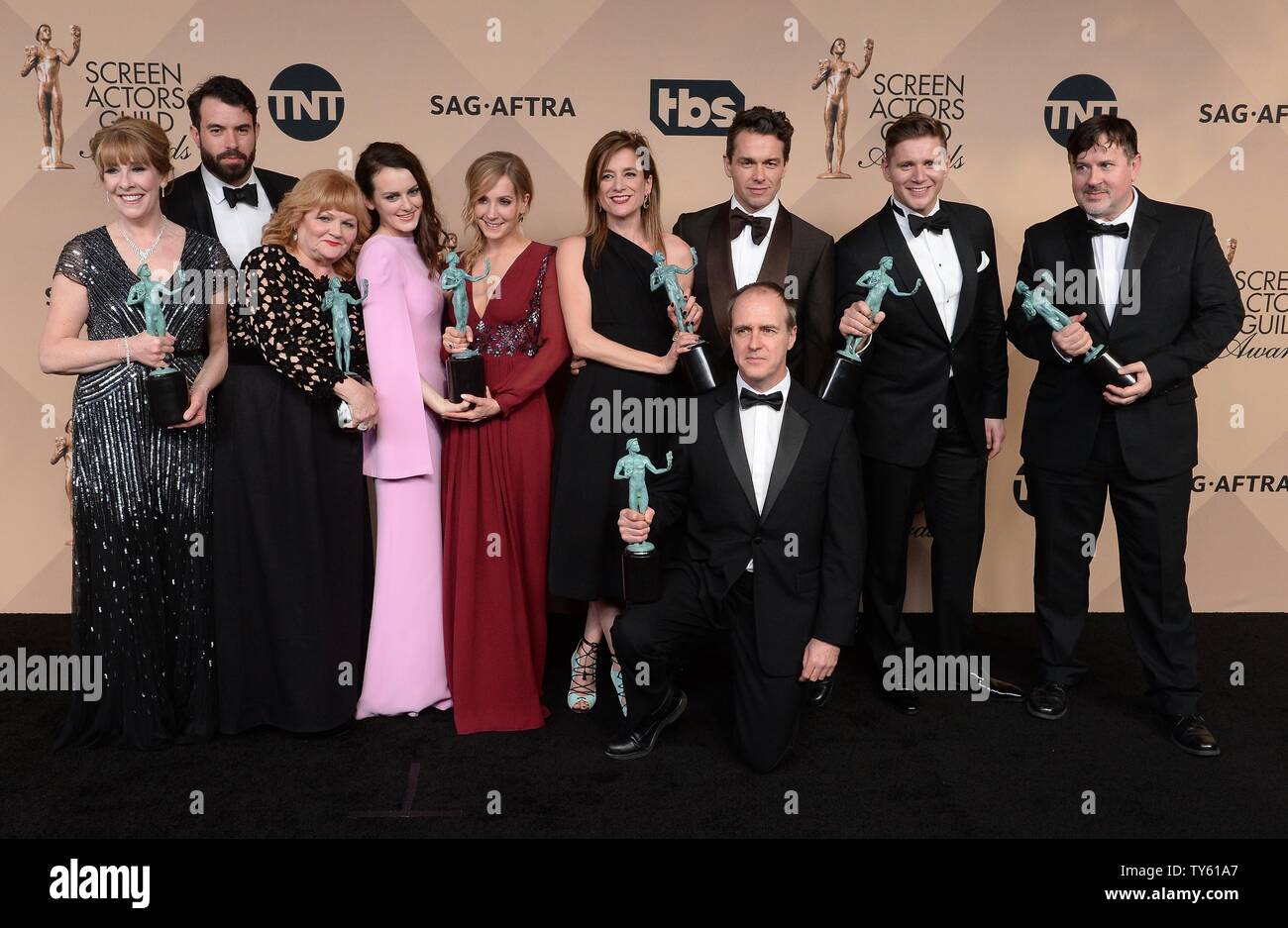 Da sinistra, attori Phyllis Logan, Tom Cullen, Lesley Nicol, Sophie McShera, Joanne Froggatt, Raquel Cassidy, Kevin Doyle, Julian Ovenden, Allen Leech e Jeremy Swift, vincitori di prestazioni eccezionali da un insieme in serie di dramma per 'Downton Abbey,' compaiono dietro le quinte durante la XXII edizione Screen Actors Guild Awards presso lo Shrine Auditorium & Expo Hall di Los Angeles, la California il 30 gennaio 2016. Foto di Jim Ruymen/UPI Foto Stock