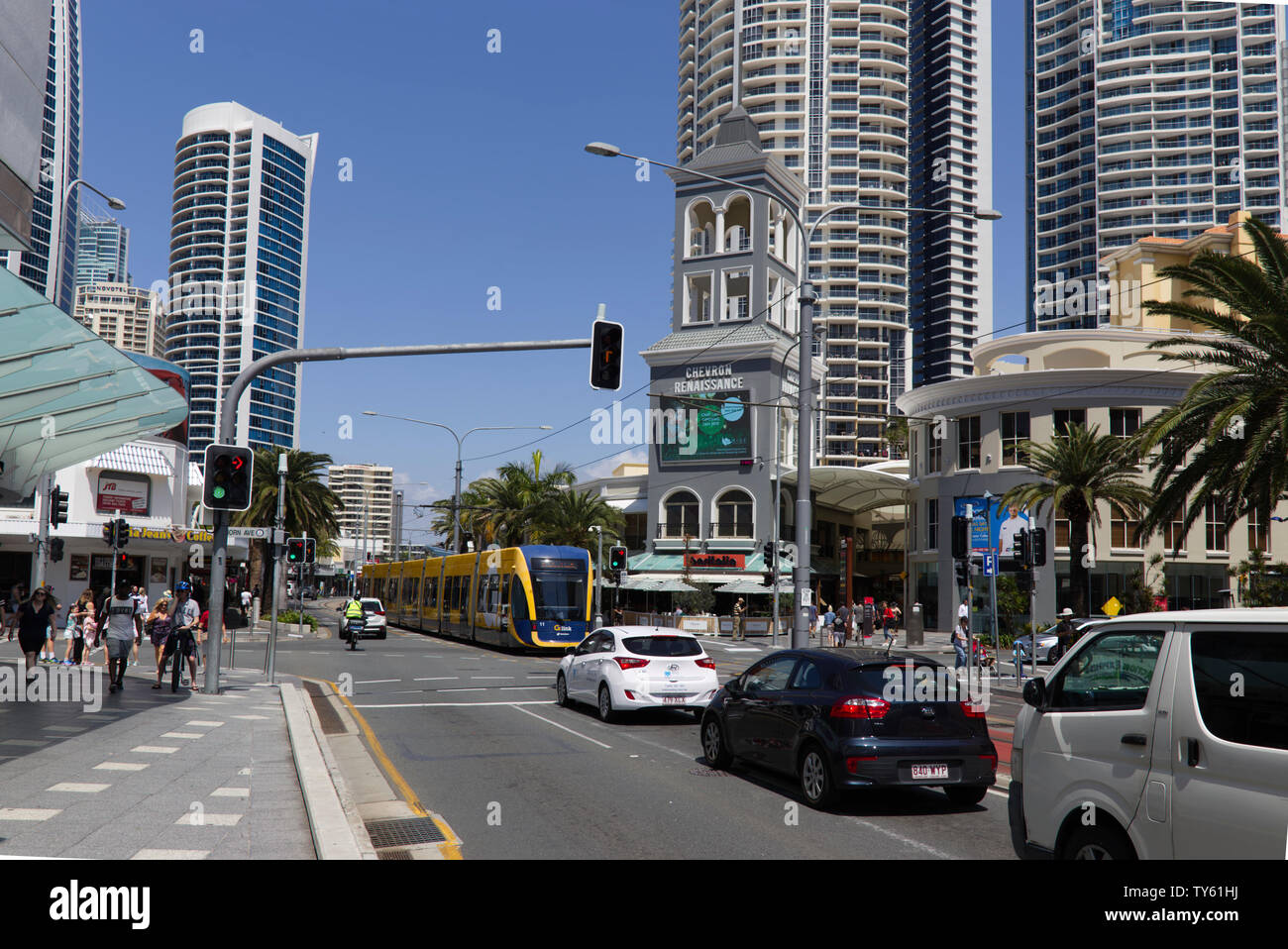 Light Rail - tram nel mezzo della trafficata strada sulla Gold Coast di Queensland in Australia Foto Stock