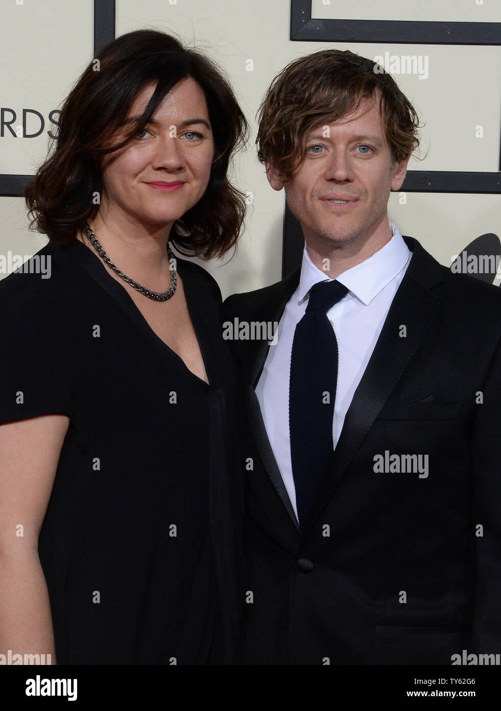 Iain Archer, destra e gli ospiti arrivano per la 58th Annual Grammy Awards tenutosi presso Staples Center a Los Angeles il 15 febbraio 2016. Foto di Jim Ruymen/UPI Foto Stock