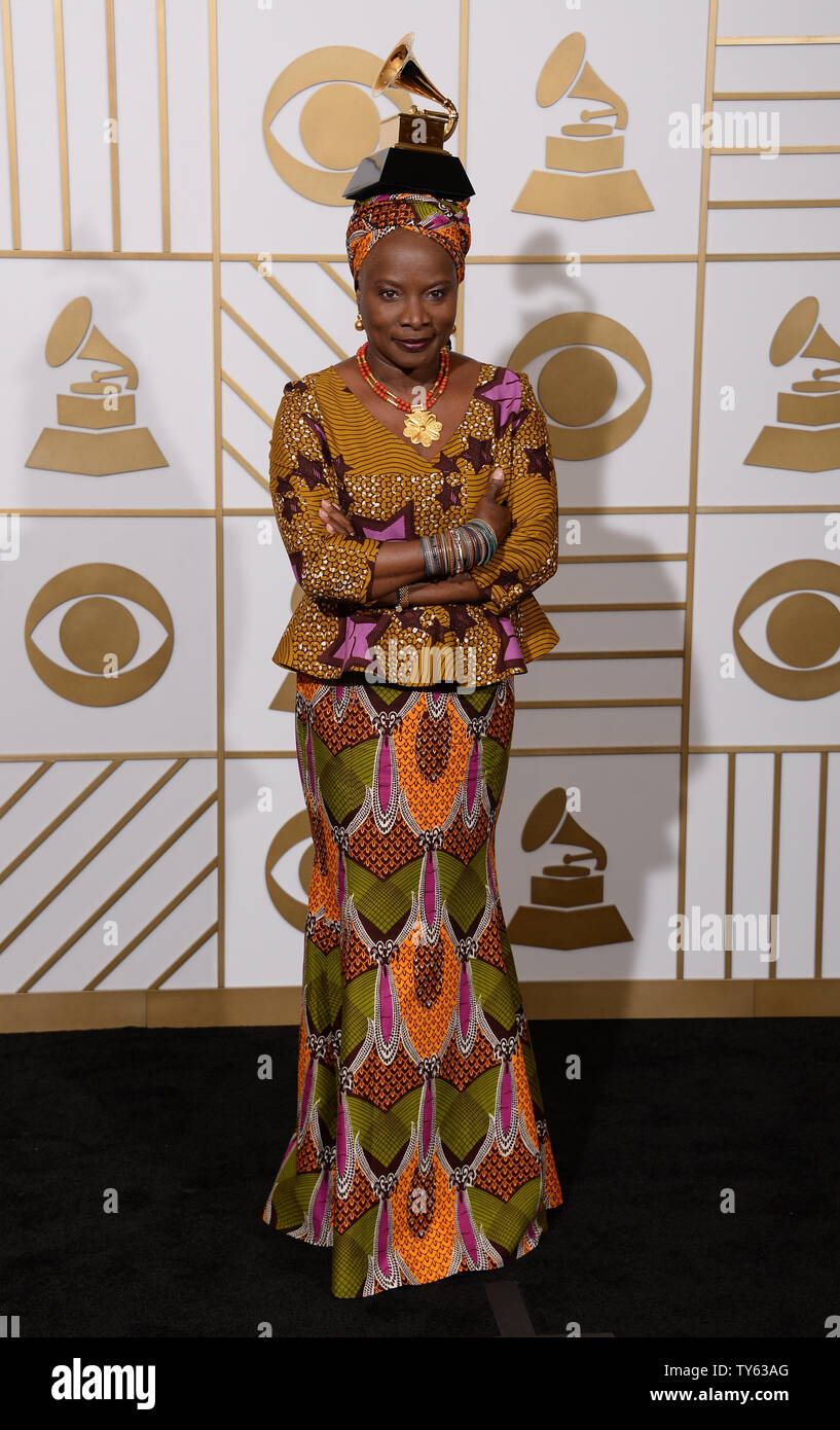 Il cantautore Angelique Kidjo, vincitore del premio per il miglior mondo Album di musica per 'Sings,' appare dietro le quinte durante la 58th Annual Grammy Awards tenutosi presso Staples Center a Los Angeles il 15 febbraio 2016. Foto di Phil McCarten/UPI Foto Stock