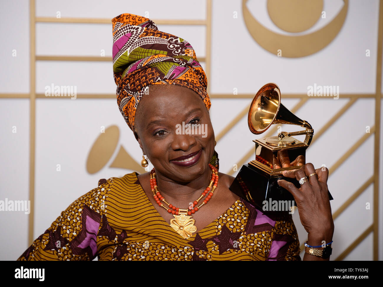 Il cantautore Angelique Kidjo, vincitore del premio per il miglior mondo Album di musica per 'Sings,' appare dietro le quinte durante la 58th Annual Grammy Awards tenutosi presso Staples Center a Los Angeles il 15 febbraio 2016. Foto di Phil McCarten/UPI Foto Stock