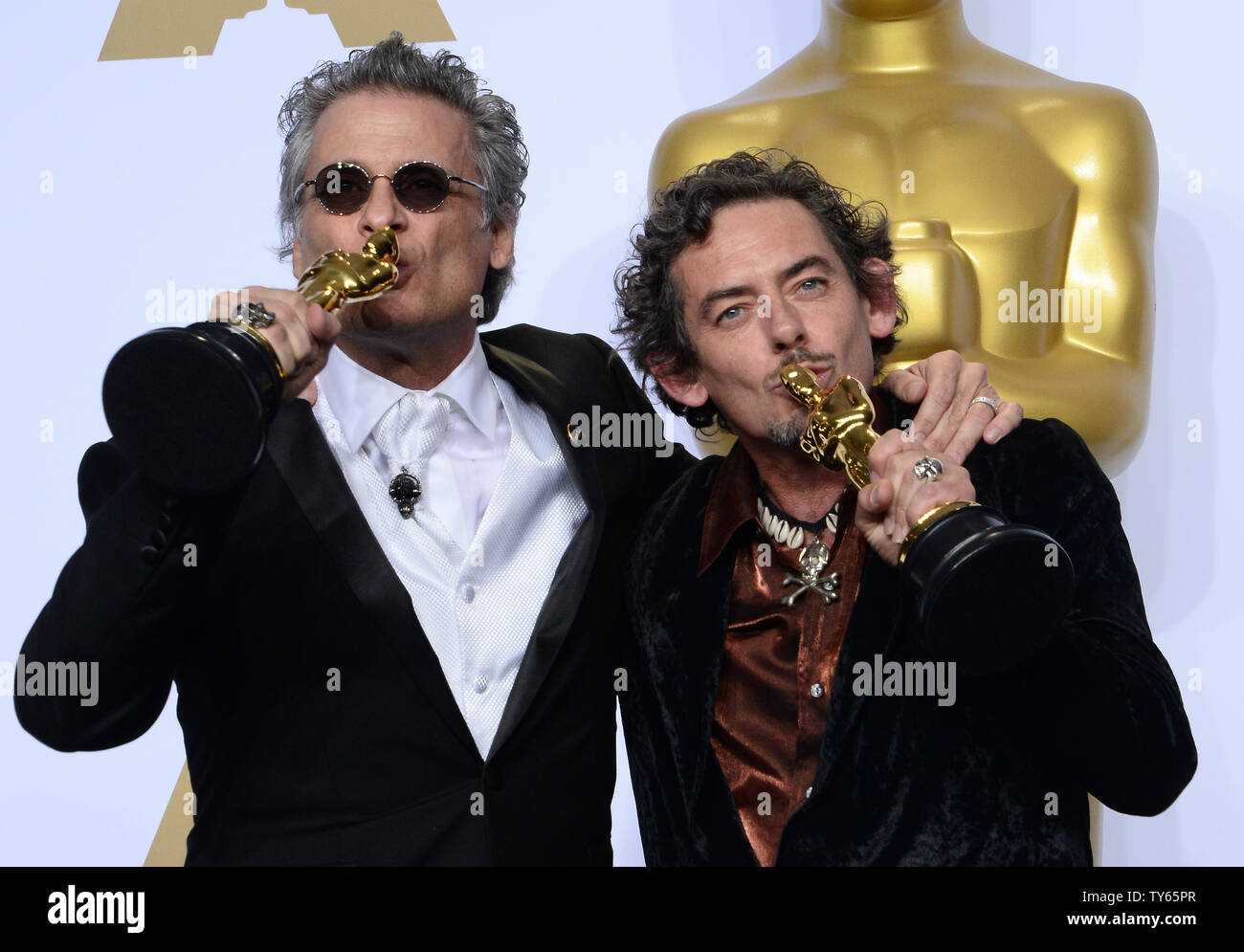 Editor audio David White e Mark Mangini, destra, vincitori del miglior Sound Editing award per "Mad Max: Fury Road,' compaiono dietro le quinte 88th Academy Awards, a Hollywood e Highland Center nella sezione di Hollywood di Los Angeles il 28 febbraio 2016. Foto di Jim Ruymen/UPI Foto Stock