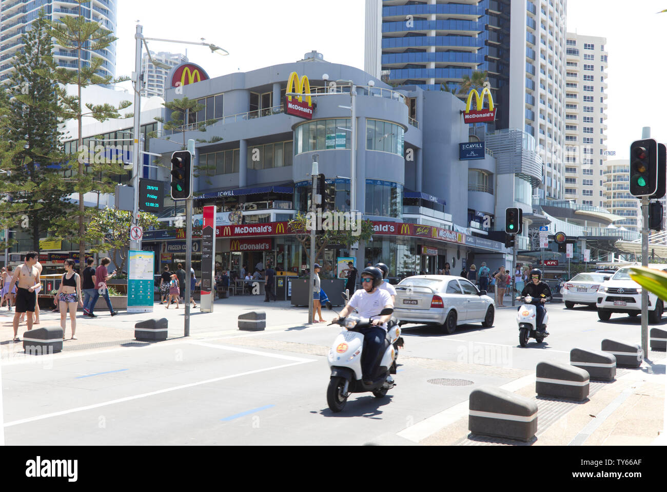 Scooter a cavallo lungo l'Esplanade Surfers Paradise Gold Coast di Queensland in Australia Foto Stock