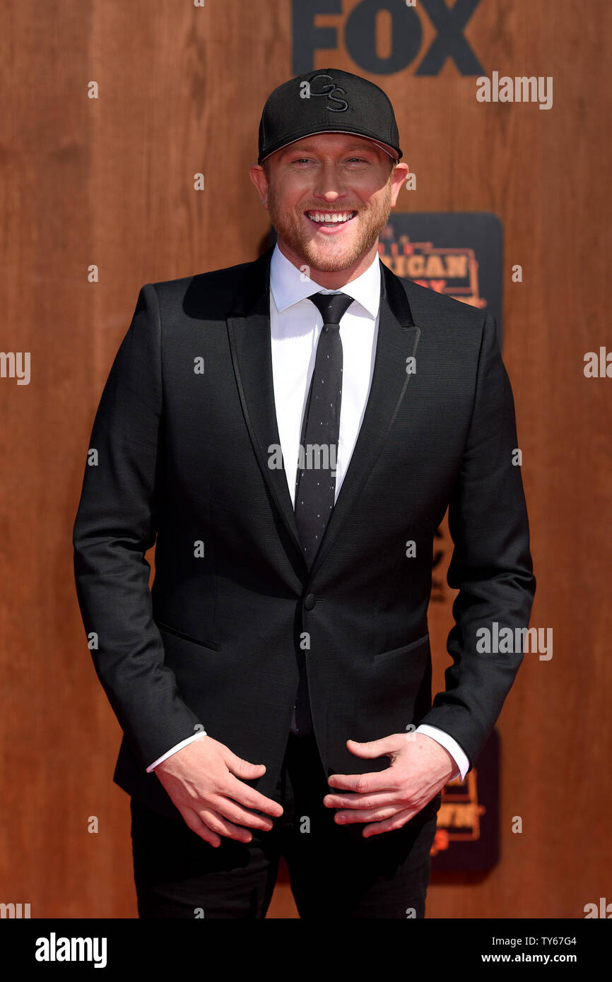 Il cantante Cole Swindell assiste il 2016 American paese premi per il conto alla rovescia al Forum di Inglewood, California, il 1 maggio 2016. Foto di Michael Owen Baker/UPI Foto Stock