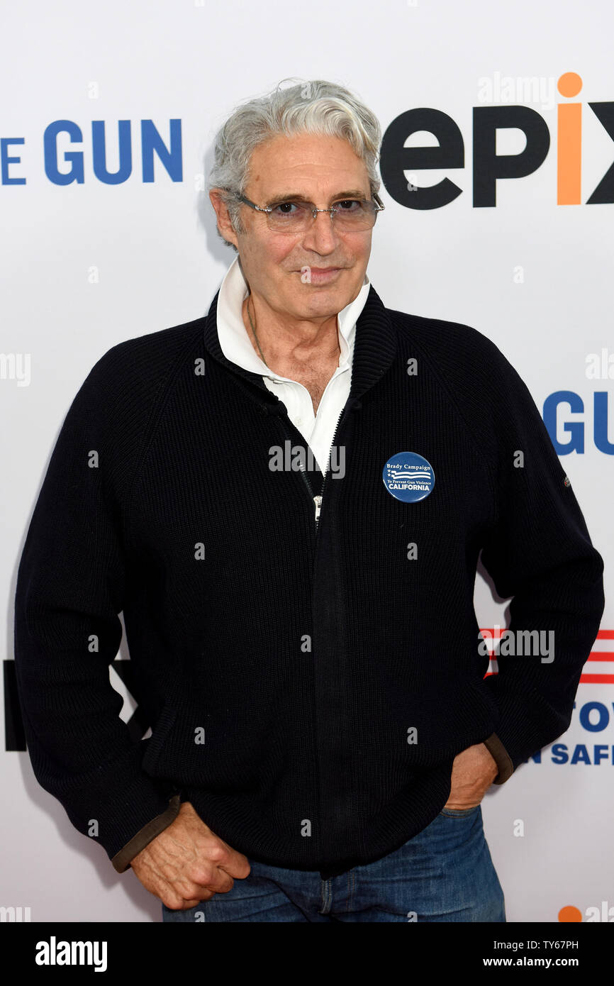 Attore Michael Nouri assiste la premiere del documentario "sotto la pistola' alla Academy of Motion Picture Arts & Sciences (AMPAS) in Beverly Hills, la California il 3 maggio 2016. Trama: Primo Conti a mano da genitori di Sandy Hook vittime, commento di esperti e le statistiche rivelano lo stato della pistola americana violenza pistola e delle leggi di controllo. Foto di Michael Owen Baker/UPI Foto Stock