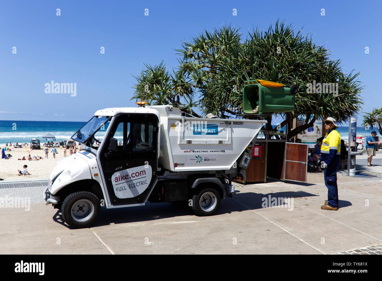 Tutti con motore elettrico immondizia camion raccoglie la spazzatura da spiaggia scomparti laterali a Surfers Paradise Gold Coast di Queensland in Australia Foto Stock