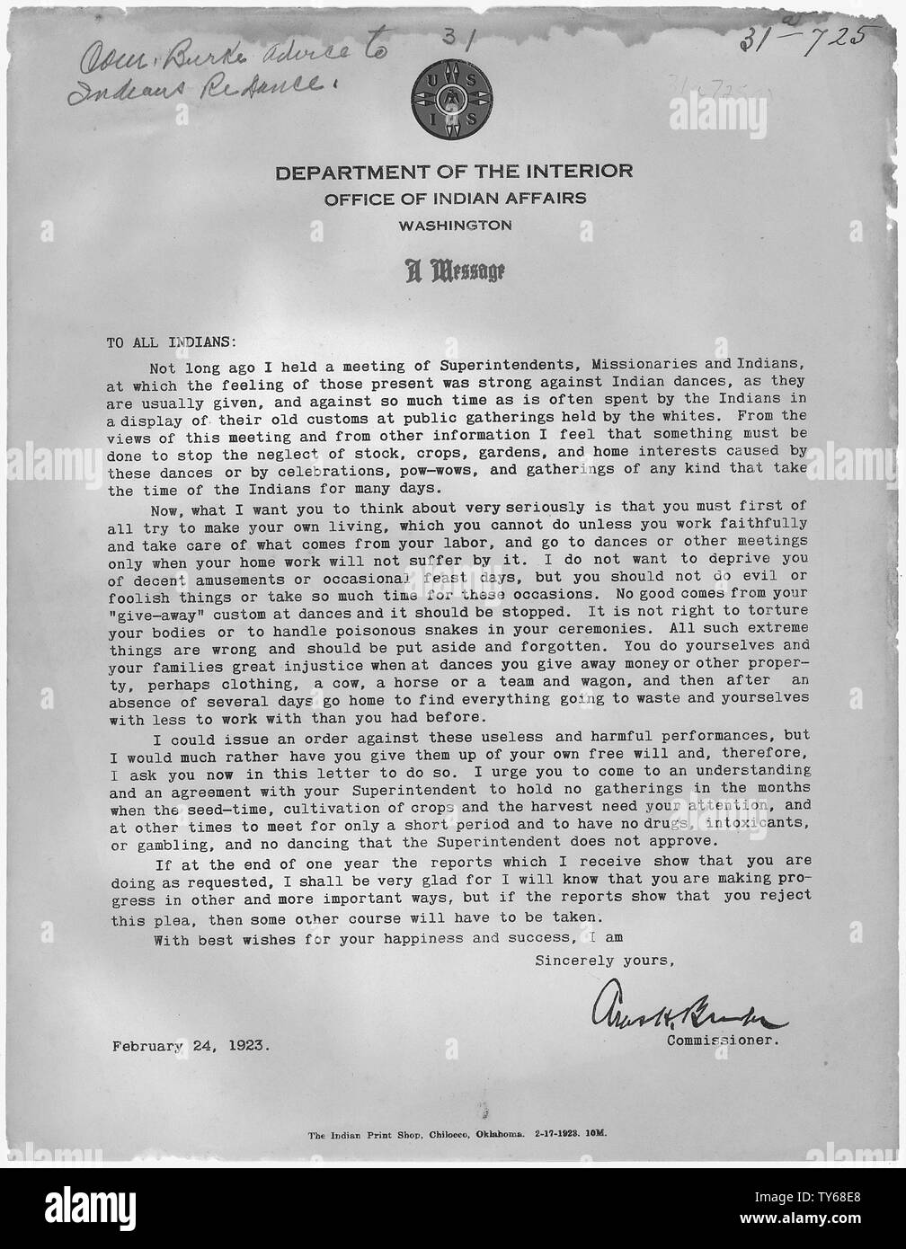 Emissione da parte del Commissario per gli affari indiani ha per tutti gli Indiani in uno sforzo per ridurre il numero di danze indiane e rituali e di interrompere l'uso di dare-a-modi a queste funzioni. In aggiunta, il Commissario vorrebbe l'uso di alcol e di droghe e attività di gioco d'azzardo per essere vietato. Foto Stock
