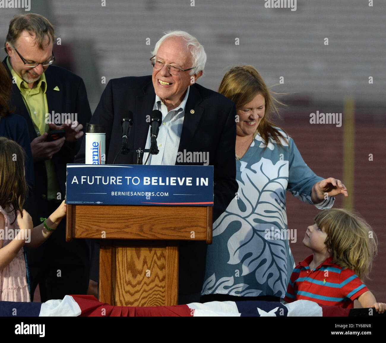 Candidato presidenziale democratico Bernie Sanders è unita da sua moglie Jane (R), il figlio biologico Levi Sanders (L) e i nipoti Ella e Dylan durante un concerto e rally presso il Los Angeles Coliseum a Los Angeles il 4 giugno 2016. Foto di Jim Ruymen/UPI Foto Stock