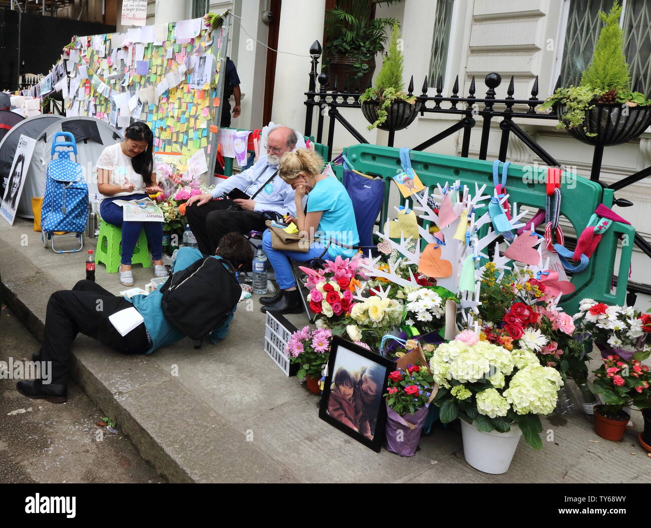 Londra, Regno Unito. Il 25 giugno, 2019. Sostenitori visto di fronte all'ambasciata iraniana a sostegno di Nazanin Zaghari-Ratcliffe. Il marito di imprigionato Iranian-British Nazanin nazionale Zaghari-Ratcliffe, Richard Ratcliffe, ora sull'undicesimo giorno di sciopero della fame al di fuori dell'ambasciata iraniana a Londra. Egli agisce in solidarietà con la moglie che si è anche rifiutato di mangiare in segno di protesta contro la sua propria ingiusta detenzione in Iran per spiare le tasse. Credito: SOPA Immagini limitata/Alamy Live News Foto Stock