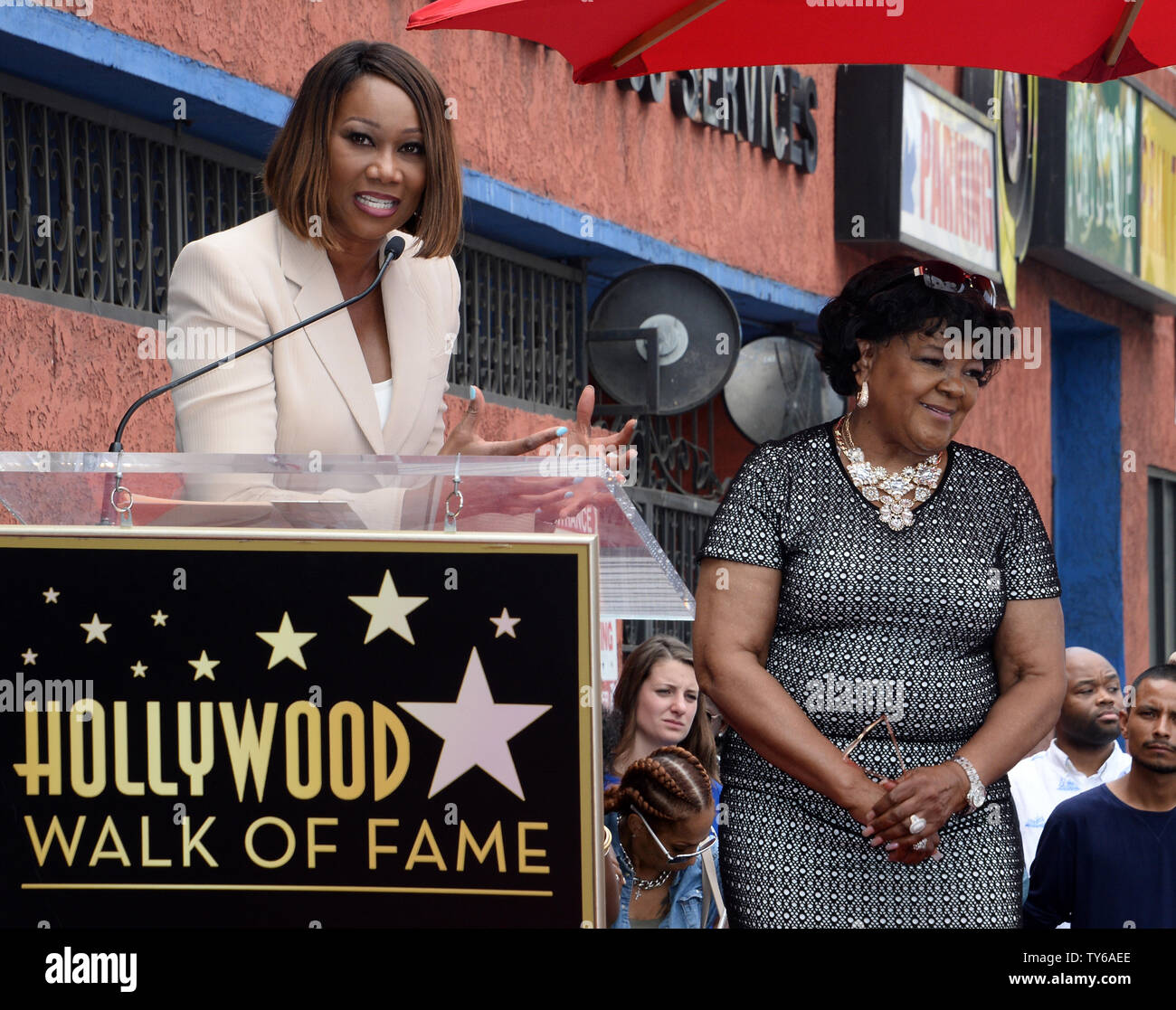 Vangelo cantante Shirley Caesar reagisce ai commenti da Yolanda Adamd durante una cerimonia di inaugurazione venerandola con il 2,583rd stella sulla Hollywood Walk of Fame a Los Angeles il 28 giugno 2016. Foto di Jim Ruymen/UPI Foto Stock