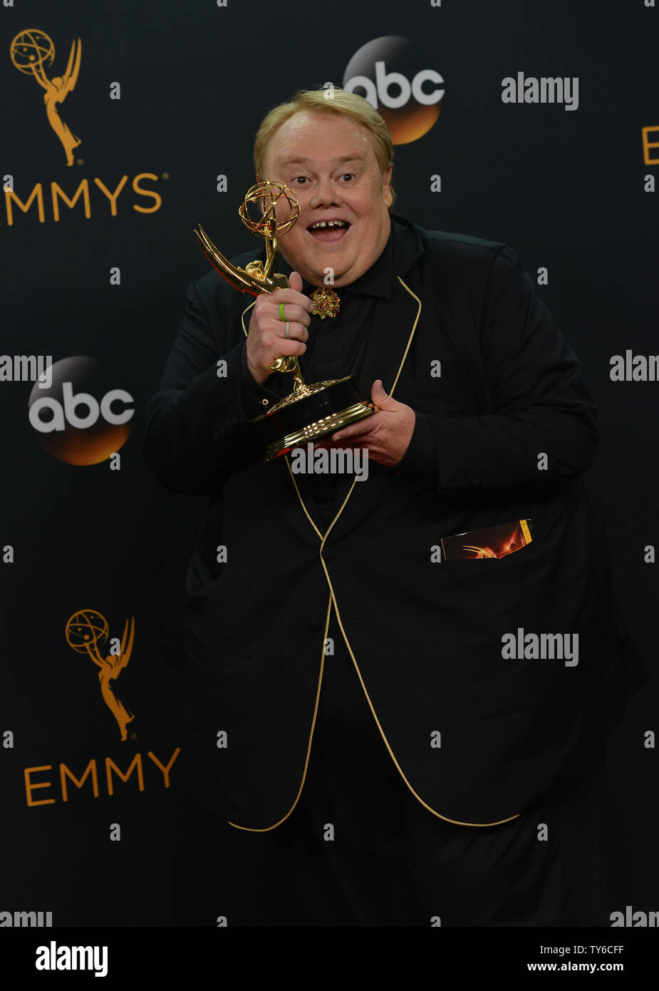 Attore Louie Anderson appare dietro le quinte con il suo premio per il Miglior Attore non Protagonista in una serie di commedia per 'ceste,' durante la 68annuale di Primetime Emmy Awards presso Microsoft Theatre di Los Angeles il 18 settembre 2016. Foto di Christine masticare/UPI Foto Stock