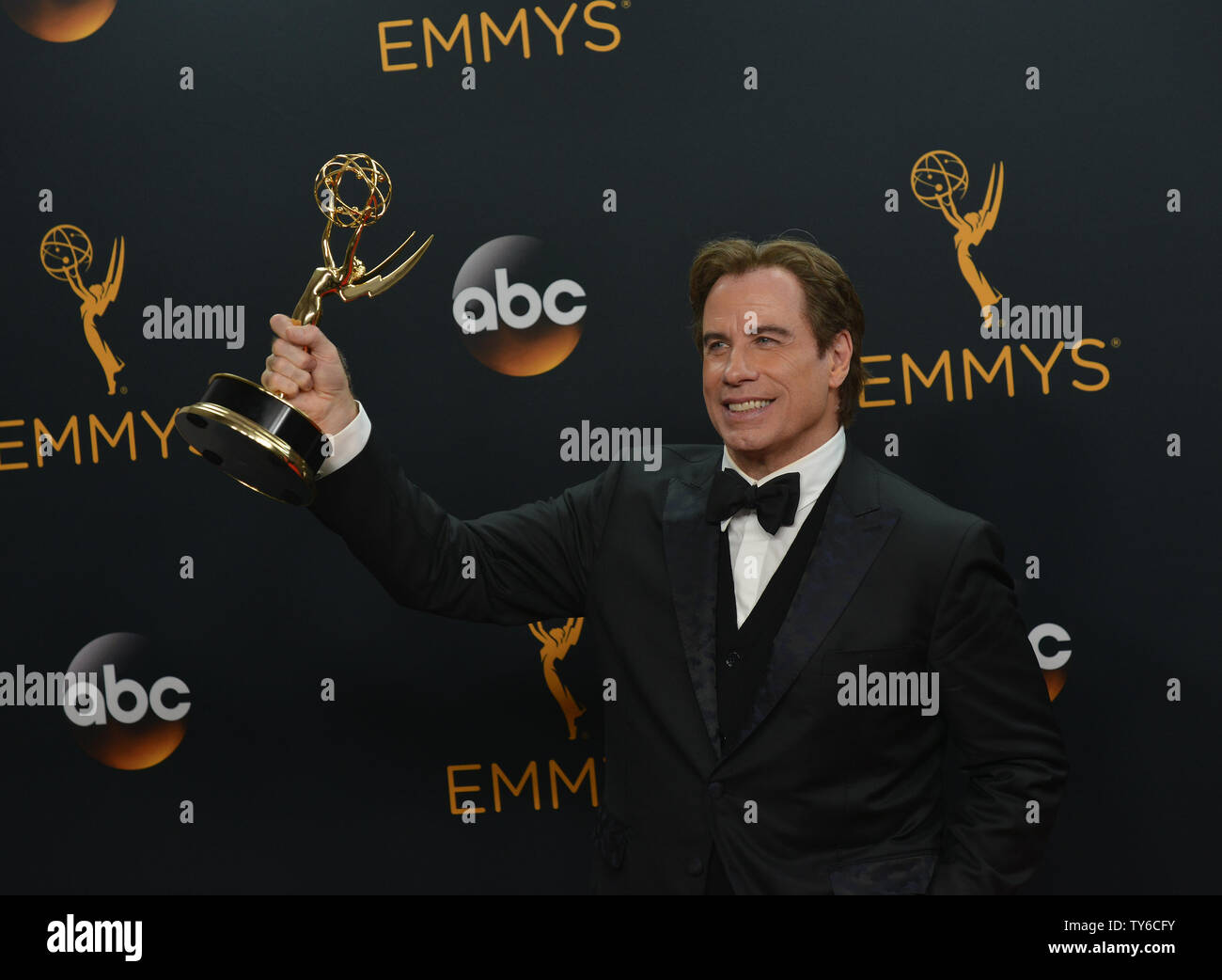 Attore/Produttore John Travolta appare dietro le quinte con il suo premio ha vinto per la straordinaria serie limitata Award per 'Il Popolo contro GU Simpson: American crime story,' durante la 68annuale di Primetime Emmy Awards presso Microsoft Theatre di Los Angeles il 18 settembre 2016. Foto di Christine masticare/UPI Foto Stock