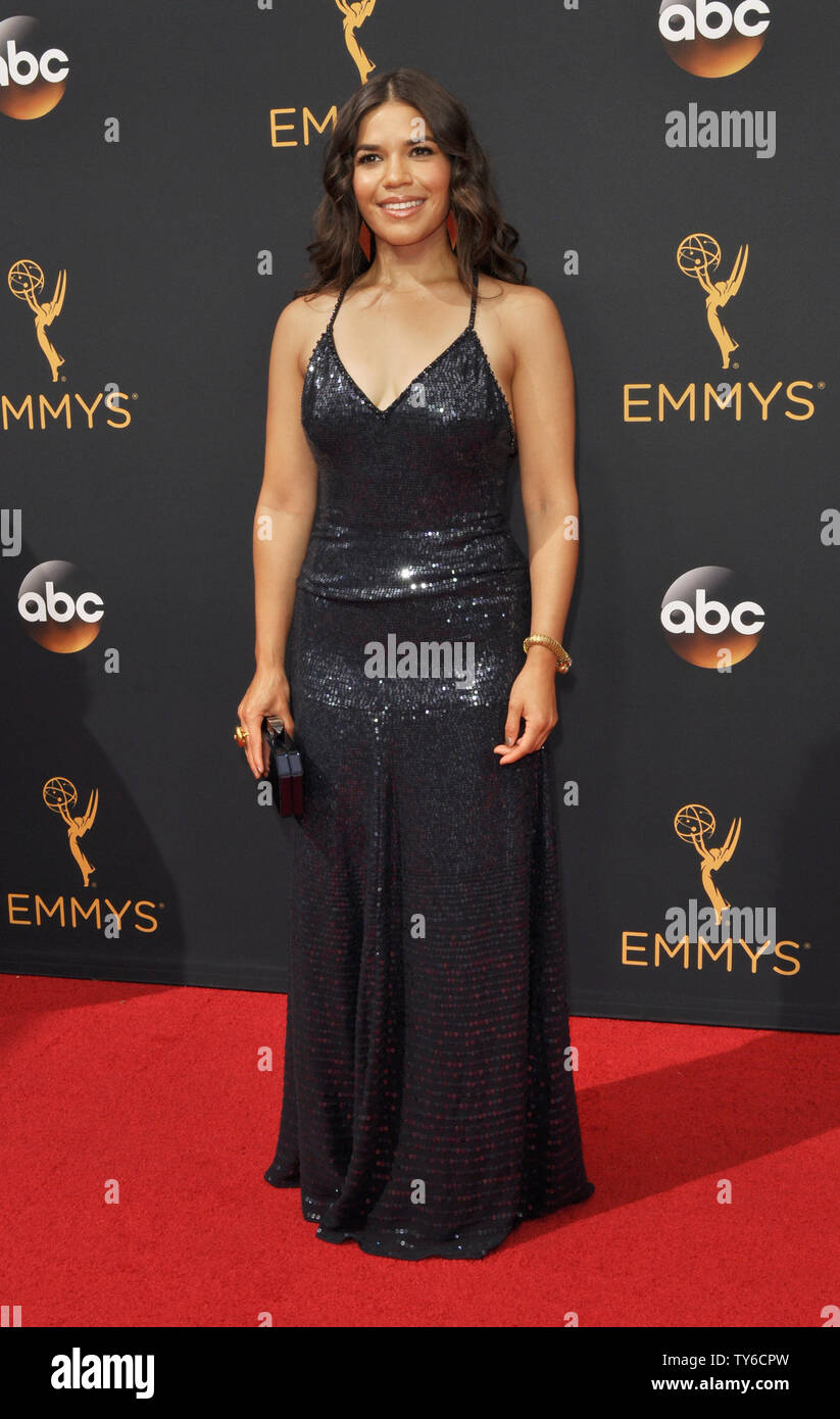 L'attrice America Ferrera arriva per la 68annuale di Primetime Emmy Awards presso Microsoft Theatre di Los Angeles il 18 settembre 2016. Foto di Christine masticare/UPI Foto Stock