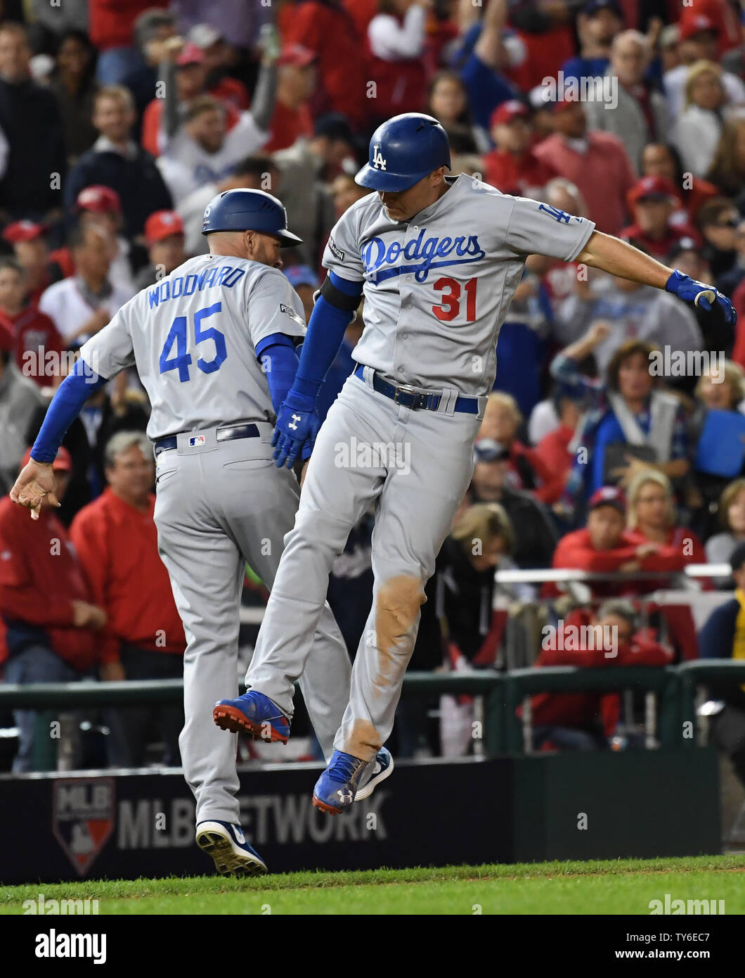 Los Angeles Joc Dodgerts Pederson (31) celebra il suo assolo home run contro il Washington cittadini durante il settimo inning con la terza base coach Chris Woodward nel gioco 5 del National League Division serie a cittadini Park il 13 ottobre 2016. Il vincitore di questa partita sarà rivolto verso il Chicago Cubs in gli NLC. Foto di Pat Benic/UPI Foto Stock