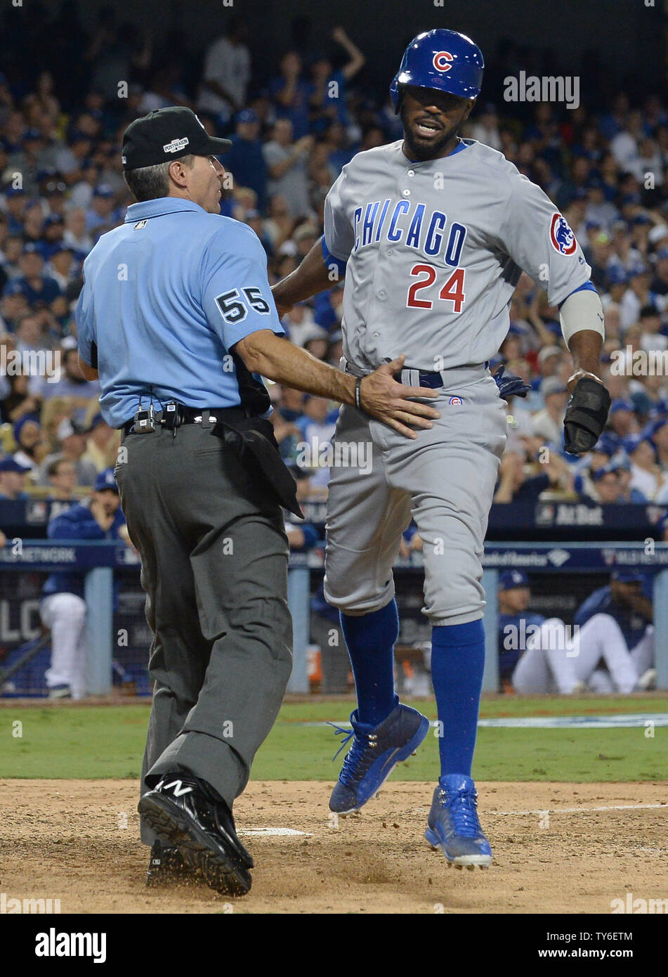Chicago Cubs' Dexter Fowler (24) punteggi contro la Los Angeles Dodgers su un 2-RBI singolo da Antonio Rizzo durante il sesto inning nel gioco 4 del campionato nazionale di serie il Dodger Stadium di Los Angeles, il 19 ottobre 2016. Arbitro Angel Hernandez (55) Guarda il gioco. Foto di Jim Ruymen/UPI Foto Stock