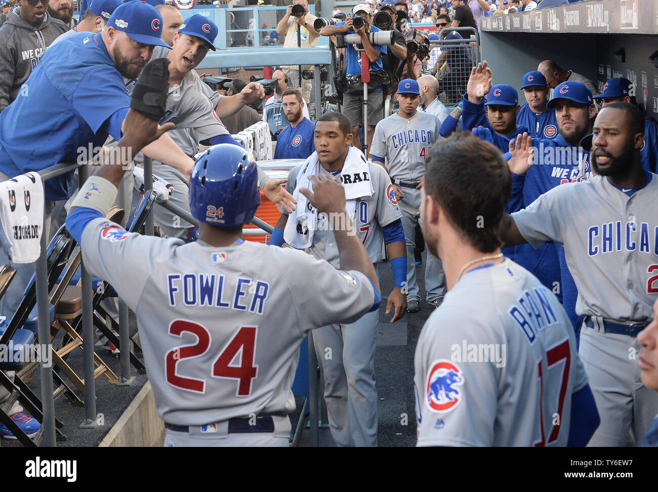 Chicago Cubs center fielder Dexter Fowler (L) riceve battendo il cinque in panchina dopo il punteggio ottenuto dalla prima base sul compagno di squadra Anthony Rizzo la RBI double durante il primo inning contro i Los Angeles Dodgers nel gioco cinque di Campionato Nazionale serie A Dodgers Stadium il 20 ottobre 2016. Chicago e Los Angeles sono legato 2-2 nell'gli NLC. Foto di Jim Ruymen/UPI Foto Stock
