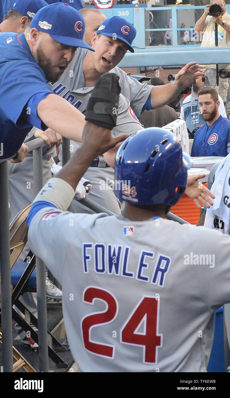 Chicago Cubs center fielder Dexter Fowler (24) riceve battendo il cinque in panchina dopo il punteggio ottenuto dalla prima base sul compagno di squadra Anthony Rizzo la RBI double durante il primo inning contro i Los Angeles Dodgers nel gioco cinque di Campionato Nazionale serie A Dodgers Stadium il 20 ottobre 2016. Chicago e Los Angeles sono legato 2-2 nell'gli NLC. Foto di Jim Ruymen/UPI Foto Stock