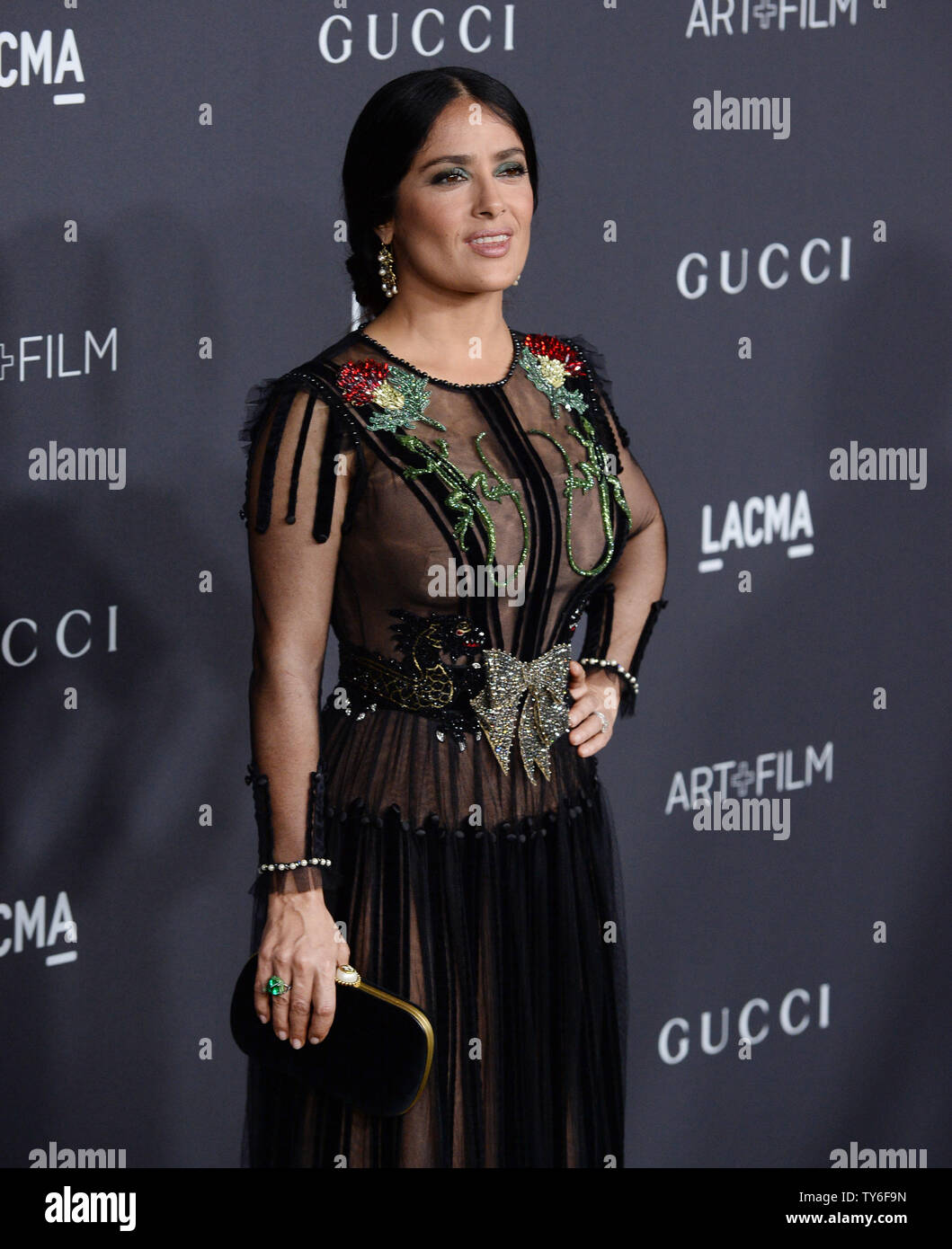 L'attrice Salma Hayek assiste il LACMA Art + Film gala in onore di Robert Irwin e Kathryn Bigelow presso il Los Angeles County Museum of Art di Los Angeles il 29 ottobre 2016. Foto di Jim Ruymen/UPI Foto Stock