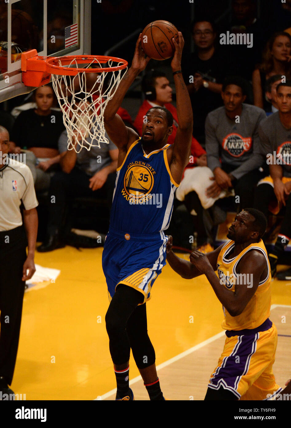 Golden State Warriors avanti Kevin Durant schiacciate su Los Angeles Lakers guard Luol Deng (R) durante la seconda metà del loro gioco NBA a Staples Center a Los Angeles, 4 novembre 2016. Foto di Jon SooHoo/UPI Foto Stock