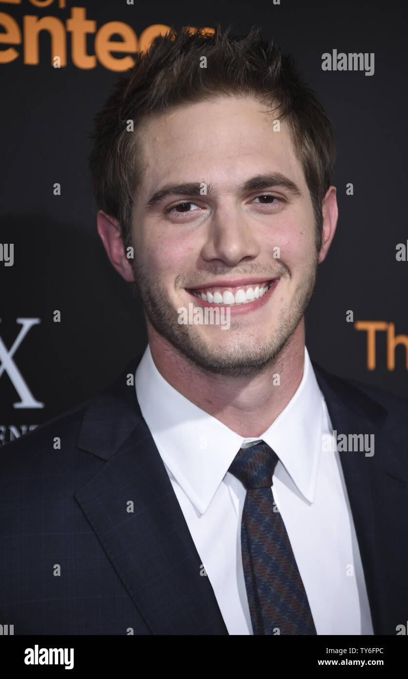 Membro del cast Blake Jenner assiste la premiere di 'Il bordo di diciassette" tenutasi presso il Regal la Live a Los Angeles il 9 novembre 2016. Foto di Phil McCarten/UPI Foto Stock