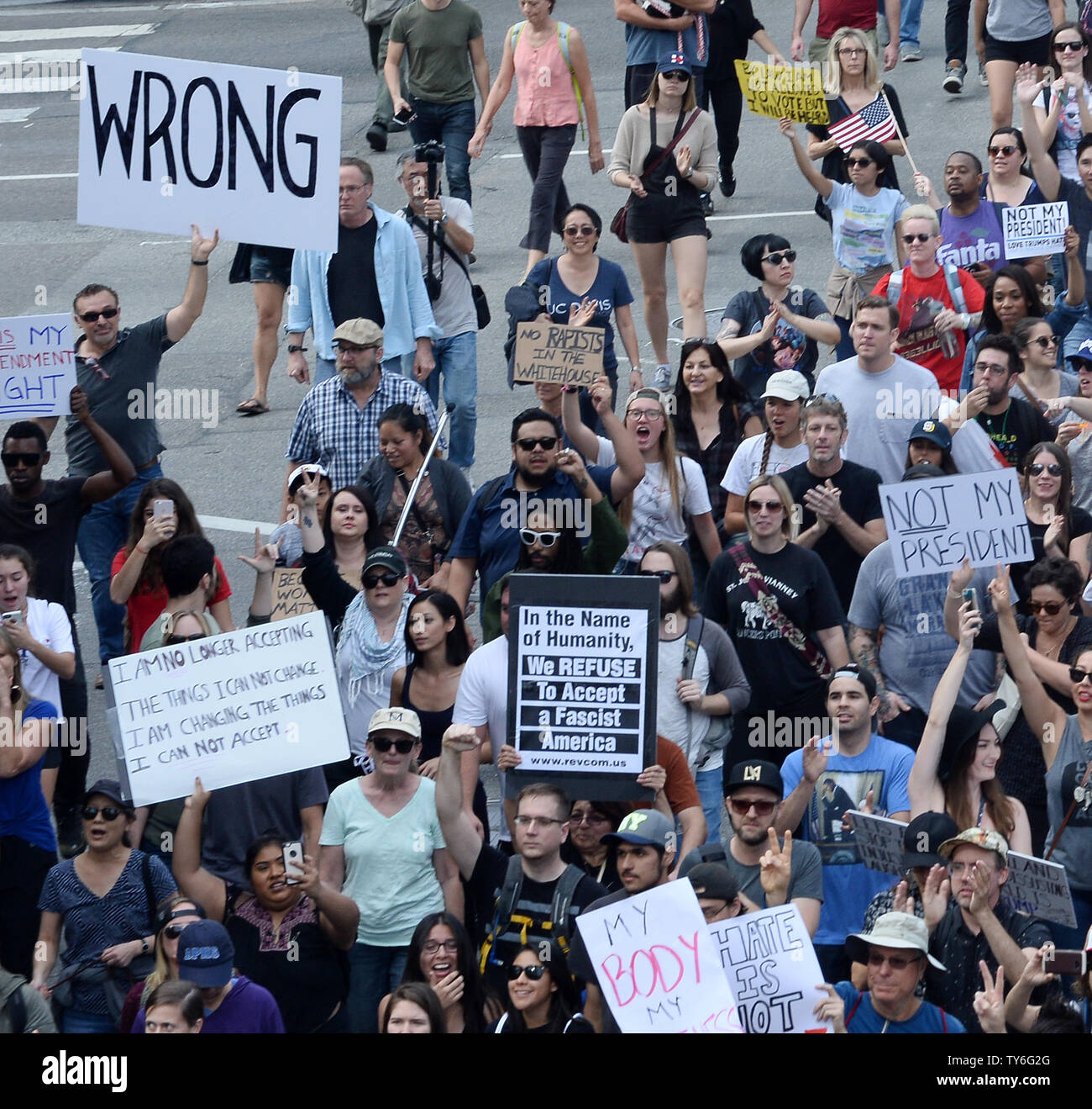 Una folla stimata di fino a dieci mila persone marzo attraverso il centro cittadino di Los Angeles il 12 novembre 2016. Le manifestazioni locali sono tra i molti che hanno avuto luogo in tutta la.paese. I manifestanti hanno anche dimostrato di Portland, Oregon dove la polizia ha fatto più di 20 arresti e utilizzato il flash bang granate e altri meno-che-forza letale per cancellare le strade..dimostrazioni anche scoppiata nella città di New York, Chicago, Denver e San Francisco, Philadelphia, Louisville, Kentucky e Baltimora. Foto di Jim Ruymen/UPI Foto Stock