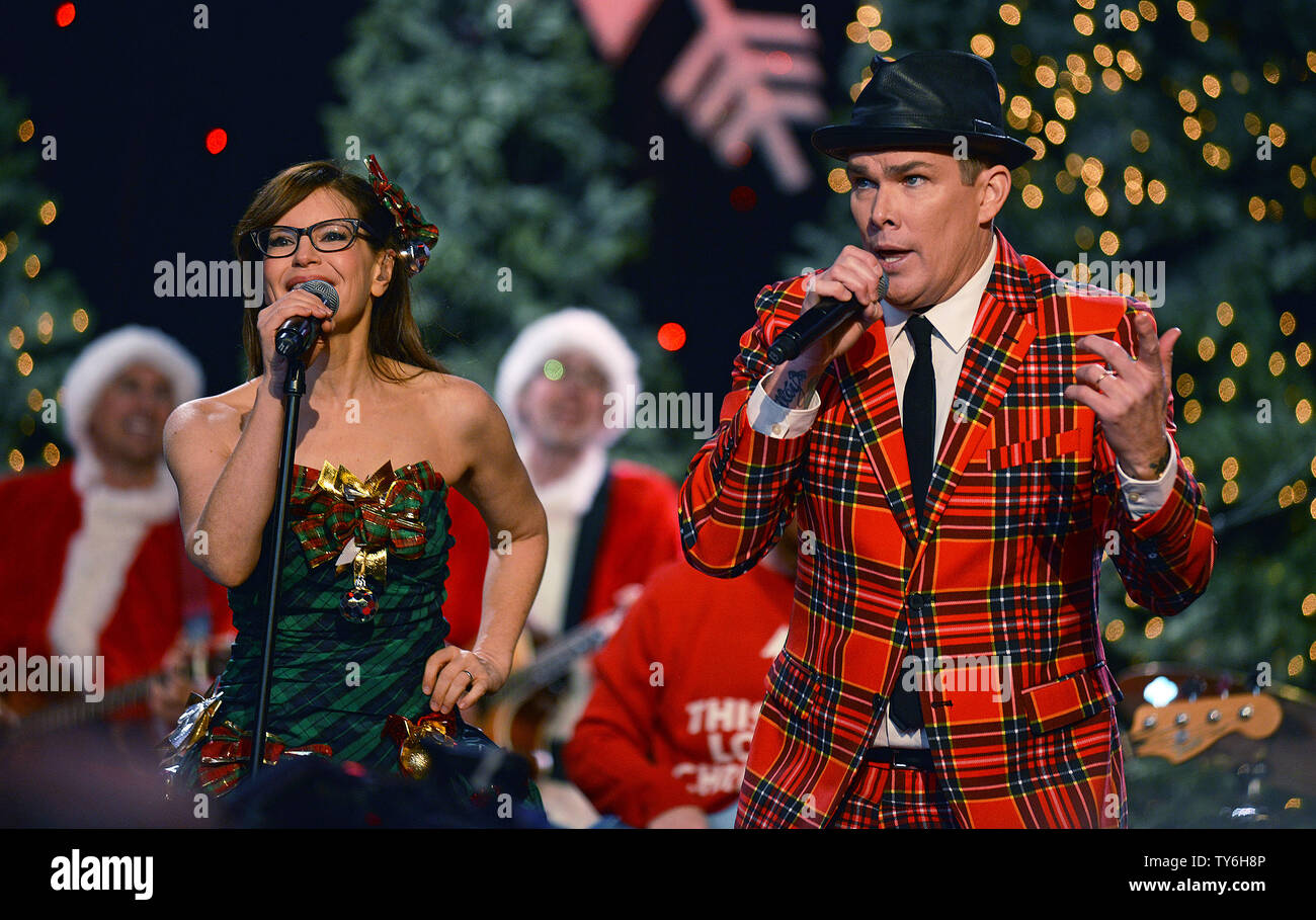 Cantanti Mark McGrath (R) e lisa Loeb eseguire con la banda di buontemponi all'All-Star concerto all'ottantacinquesimo Hollywood annuale parata natalizia su Hollywood Boulevard a Los Angeles, la California il 27 novembre 2016. Foto di Christine masticare/UPI Foto Stock