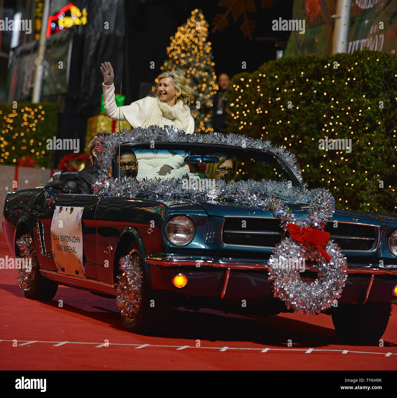 Grand Marshal Olivia Newton-John scorre verso il basso Hollywood Boulevard durante l'ottantacinquesimo Hollywood annuale parata natalizia su Hollywood Boulevard a Los Angeles, la California il 27 novembre 2016. Foto di Christine masticare/UPI Foto Stock
