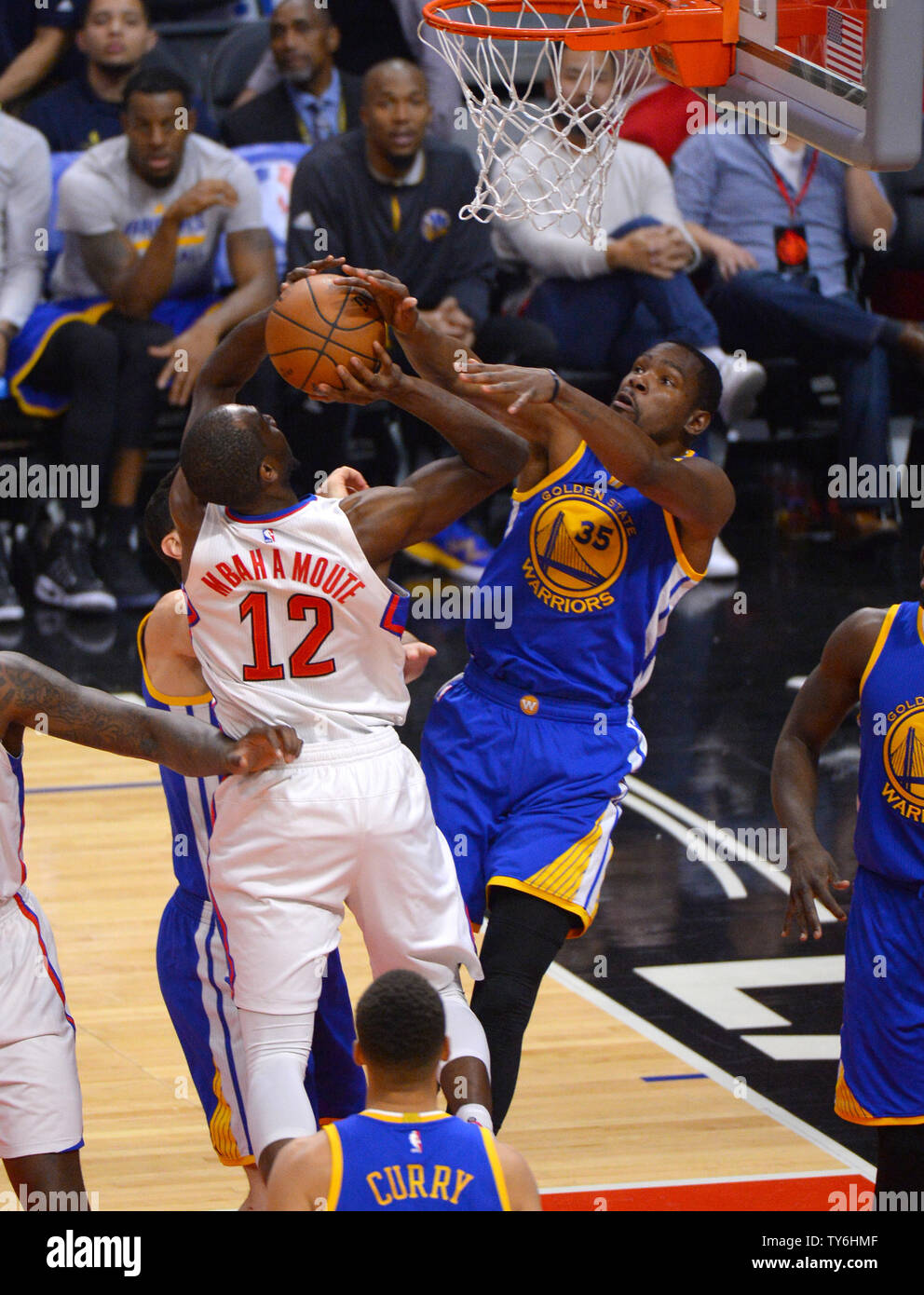 Golden State Warriors Kevin Durant (35) blocca il colpo di Clippers avanti Luc Mbah un Moute a Staples Center a Los Angeles il 7 dicembre, 2016. Foto di Jon SooHoo/UPI Foto Stock