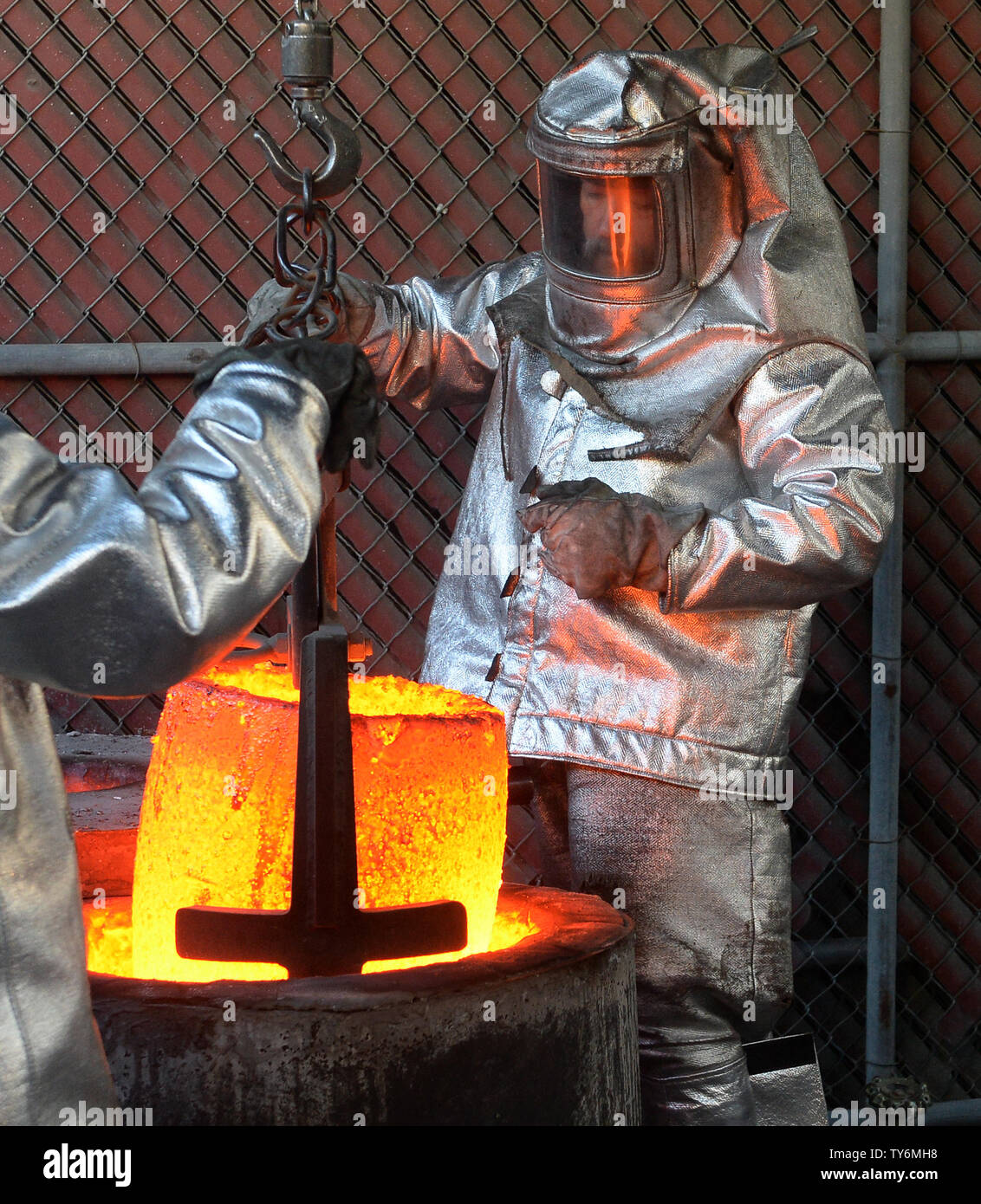 I lavoratori di fire adatta a versare in bronzo fuso di metallo in stampi durante la colata del premio di cooperativa di attori di schermo statuette presso la American Fine Arts Fonderia di Burbank, in California, il 17 gennaio 2017. I vincitori saranno annunciati durante una trasmissione in simulcast live su TNT e TBS a Los Angeles il 29 gennaio 2017. Foto di Jim Ruymen/UPI Foto Stock